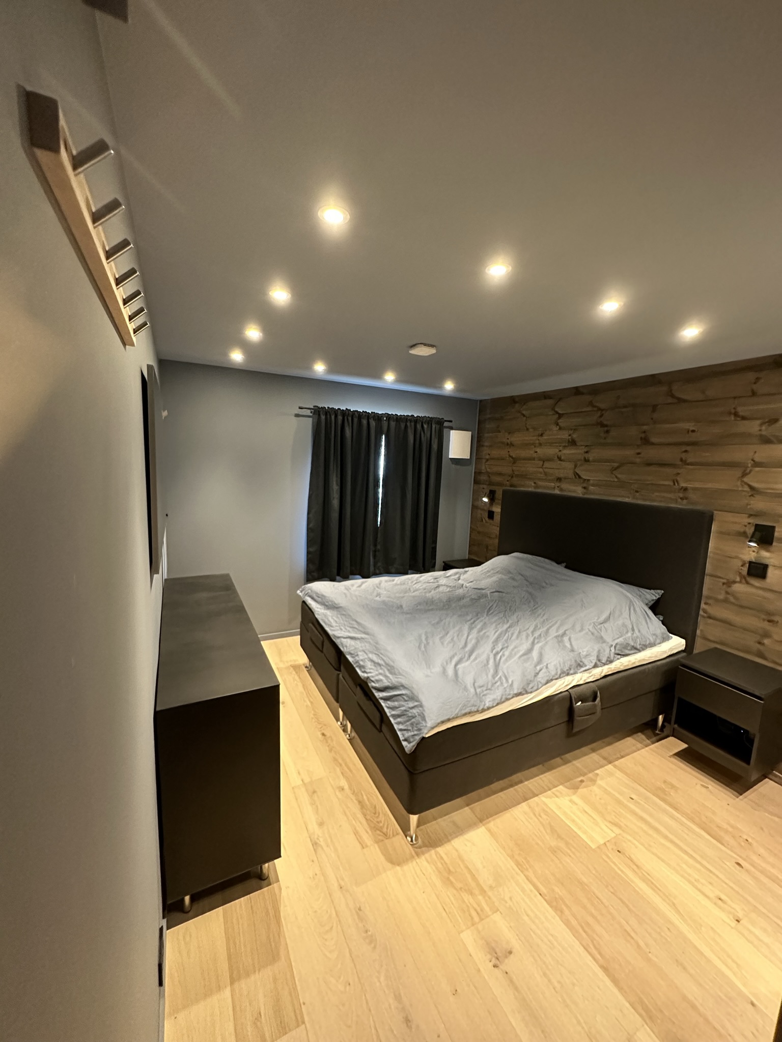 Soverom: 200x180 regulerbar dobbeltseng. Overmadrass med ny madrassbeskytter følger med i leien. 