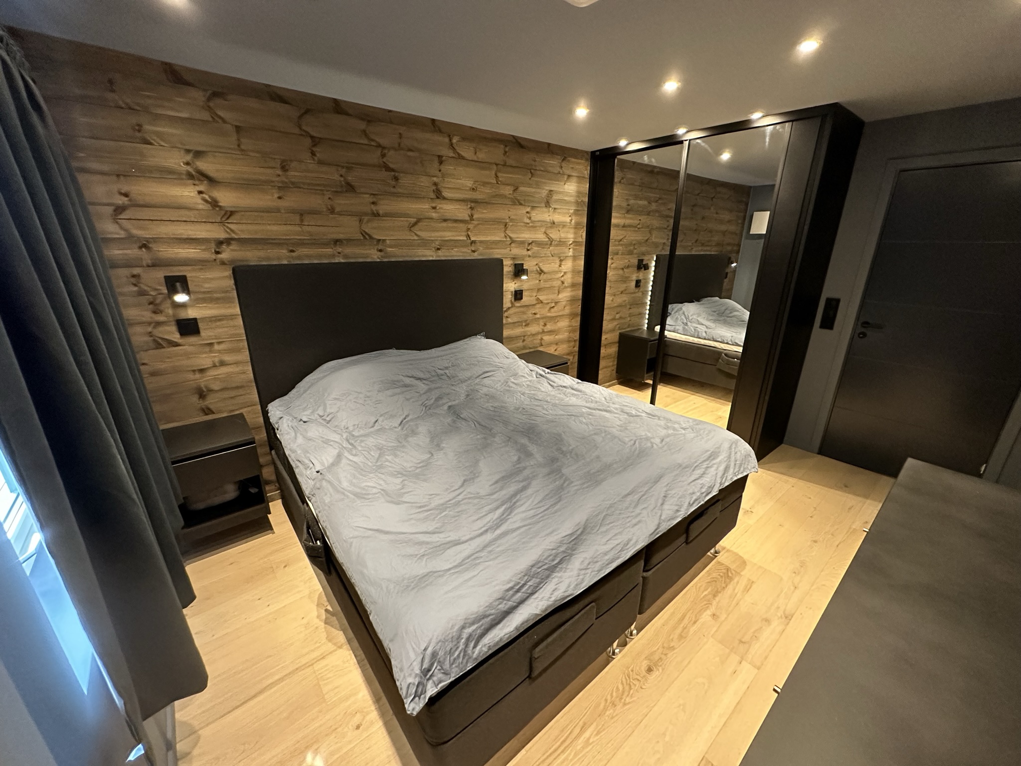 Soverom: stort plassmontert skap med speildører.