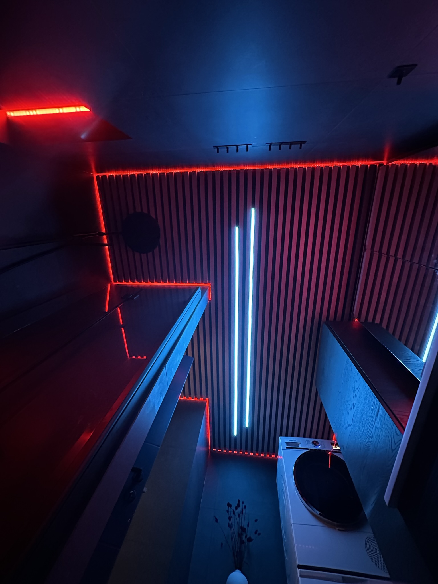 Bad: spiletak med stemningslys. Her med rødt og blått lys som eksempel. Du bestemmer selv fargen og styrken på lysene med tradisjonelle lysbrytere (trenger ingen app)