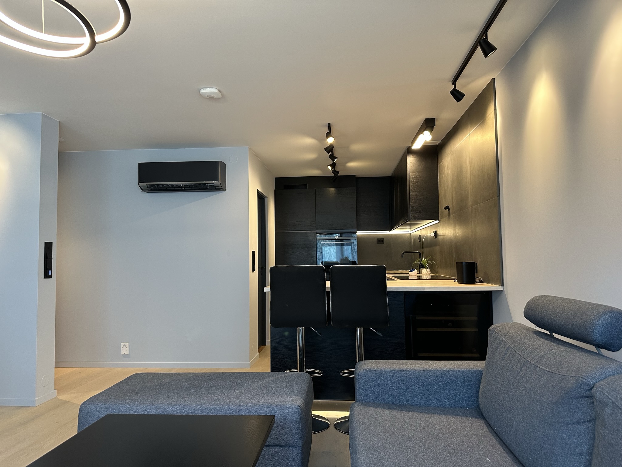 Kjøkkenet: Varmepumpa sørger for at det er rett temperatur i leiligheta. Varme i alle gulv gjør at leiligheta aldri er for kald. 