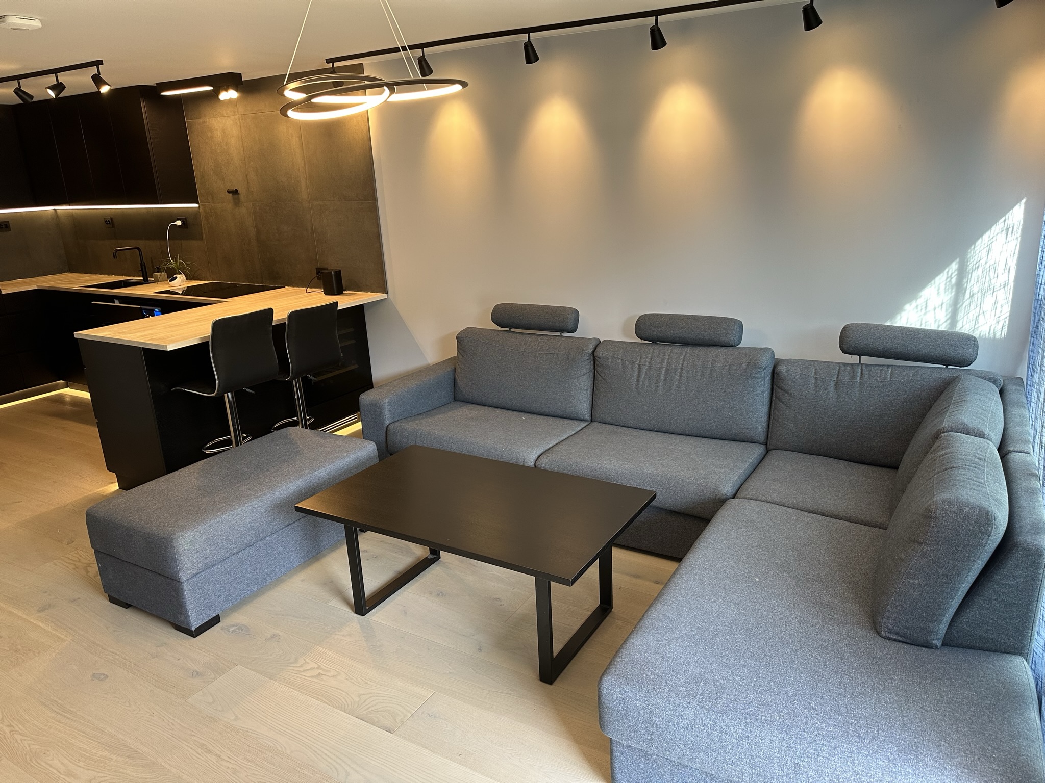 Stue: Sofaen, barstolene og bordet er inkludert i leien.