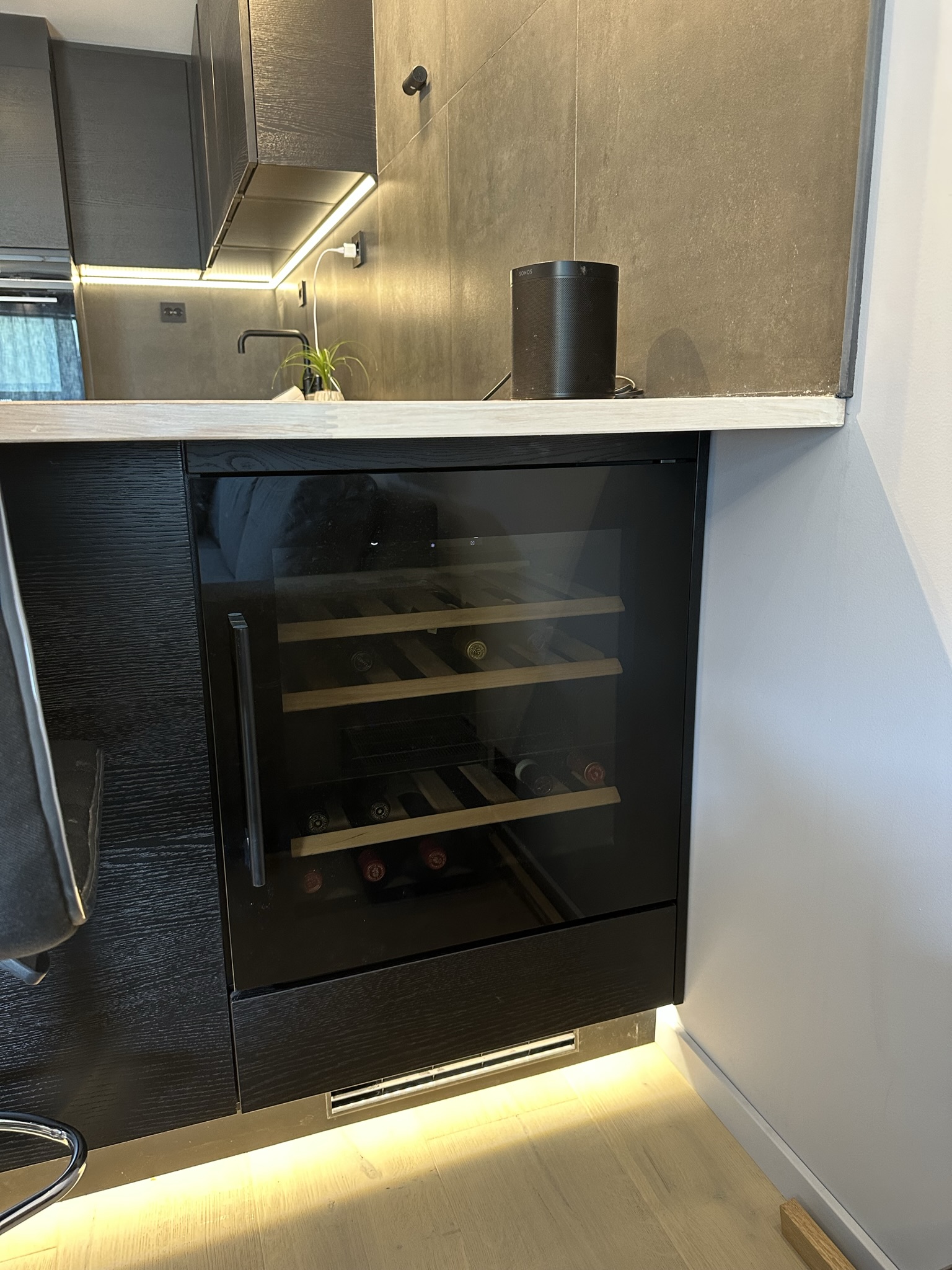 Vinskapet under kjøkkenbenken vendt mot stua. 