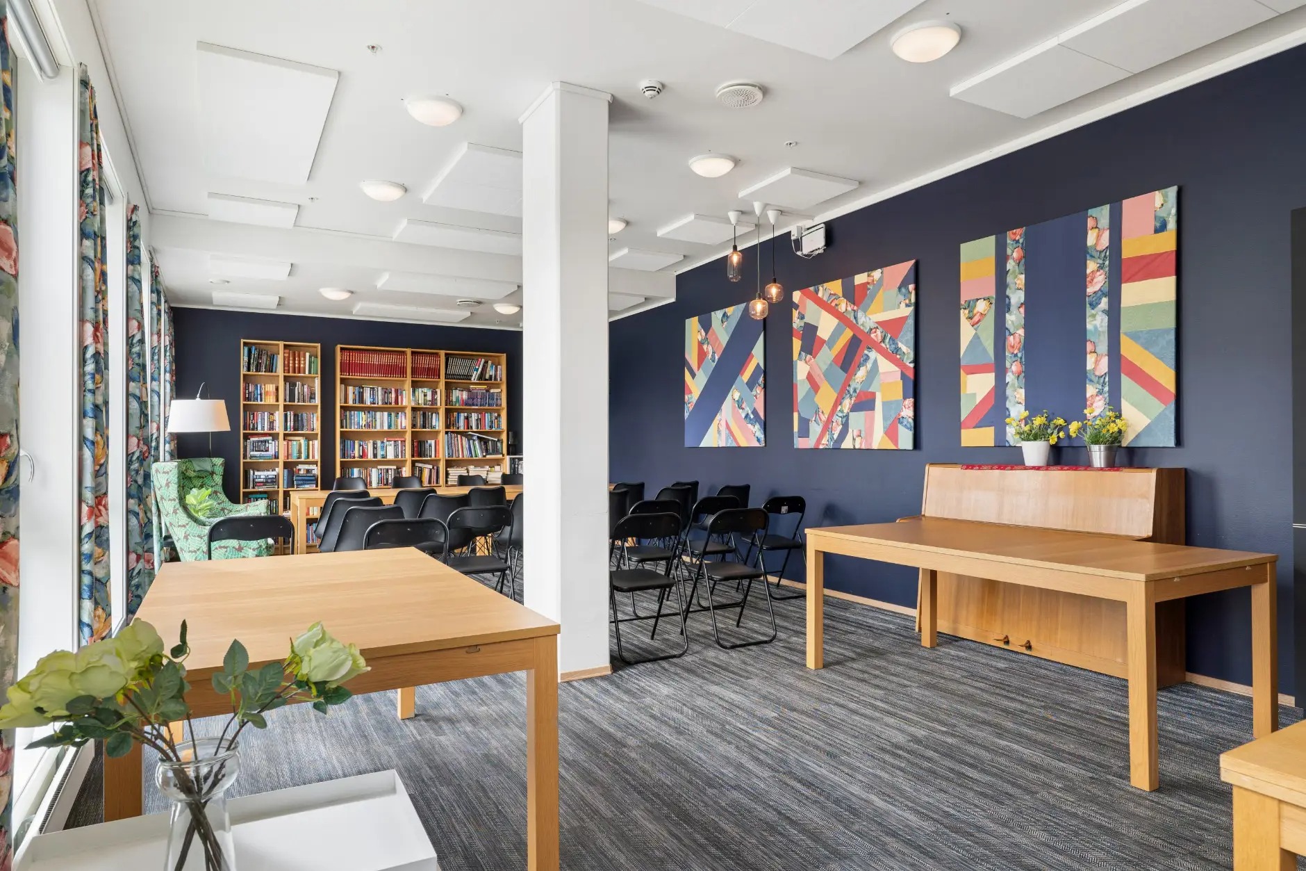 Beboere har tilgang til flere fellesrom, inkludert bibliotek og et eget festlokale.