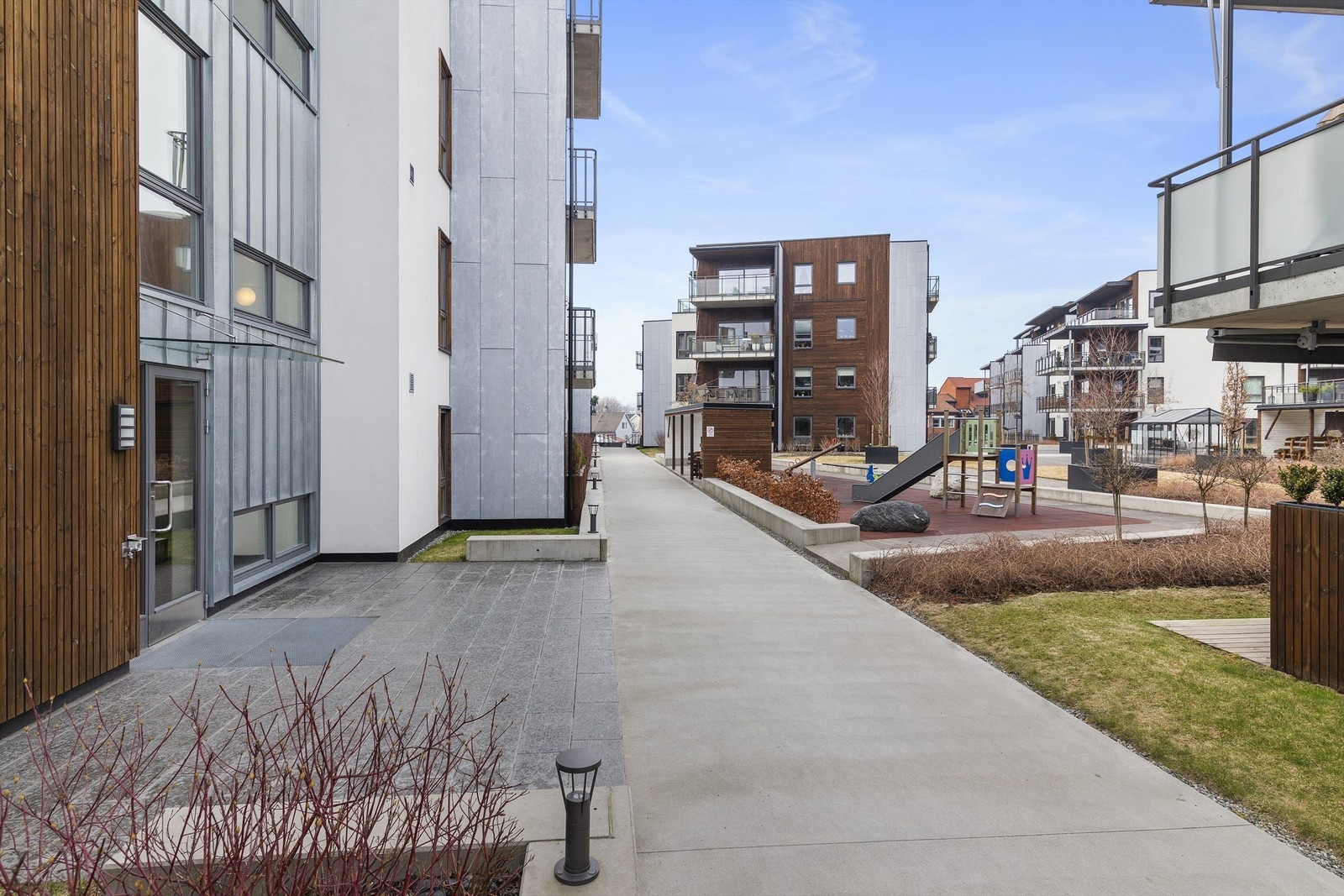 Uteområdet med lekeplass og mye mer