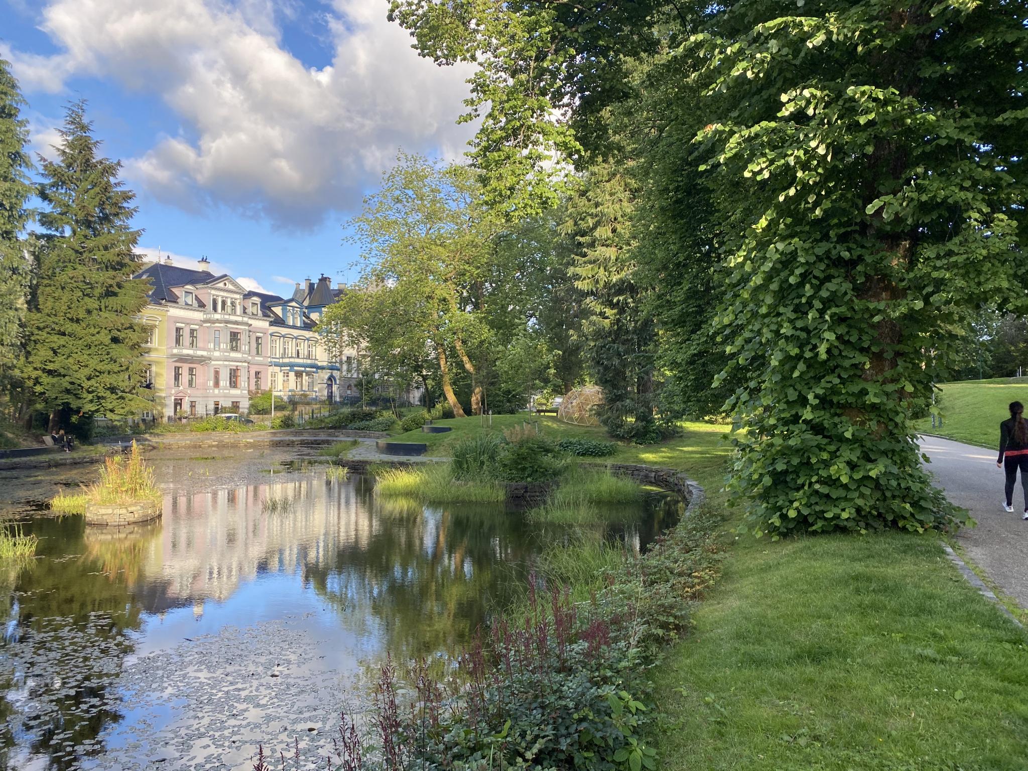 Nygårdsparken en kort gåtur unnaa.
