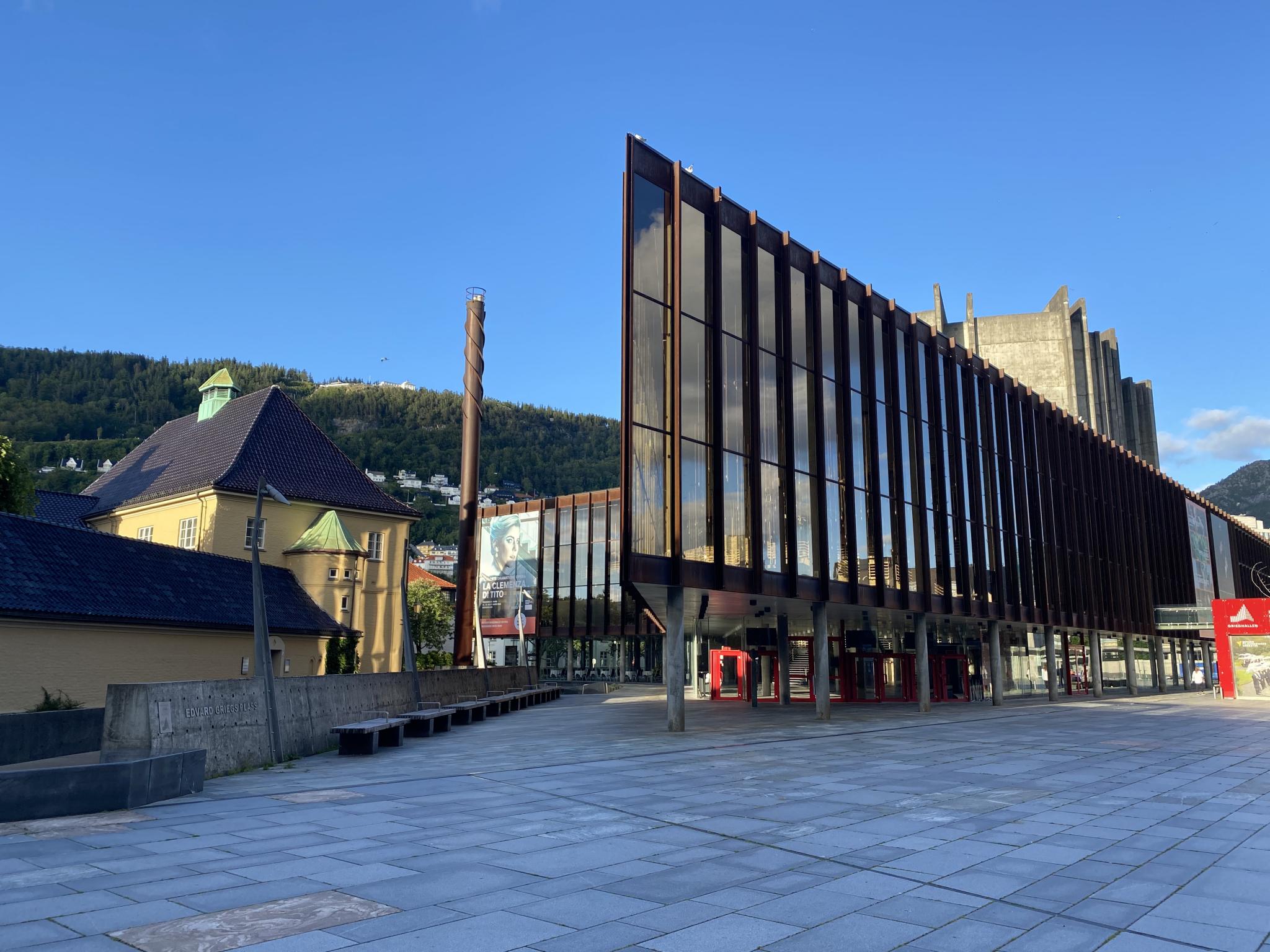 Grieghallen like ved.