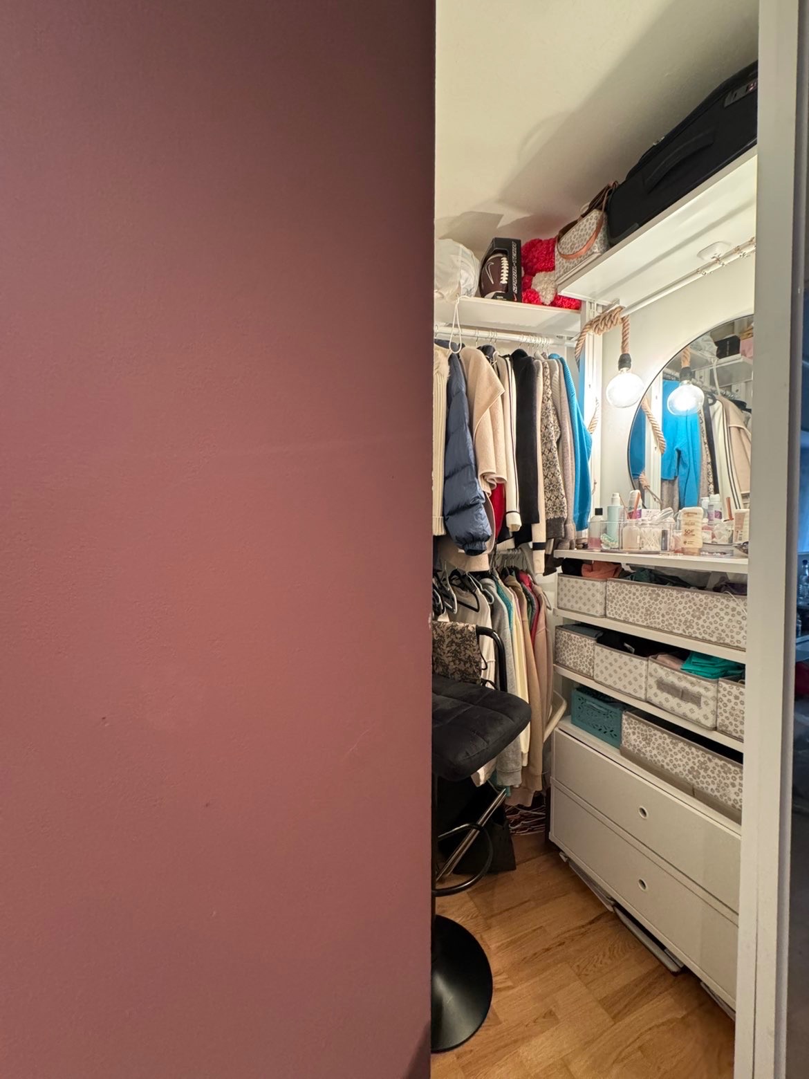 Praktisk walk-in-garderobe