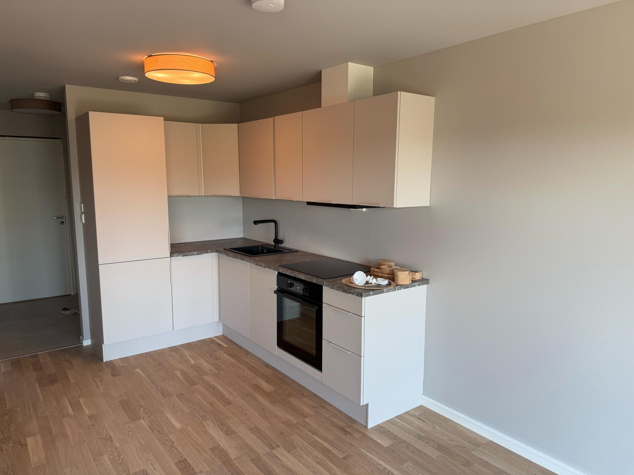 Kjøkken med kjøleskap, frys, oppvaskmaskin, stekeovn og koketopp - smarte løsninger og god plass