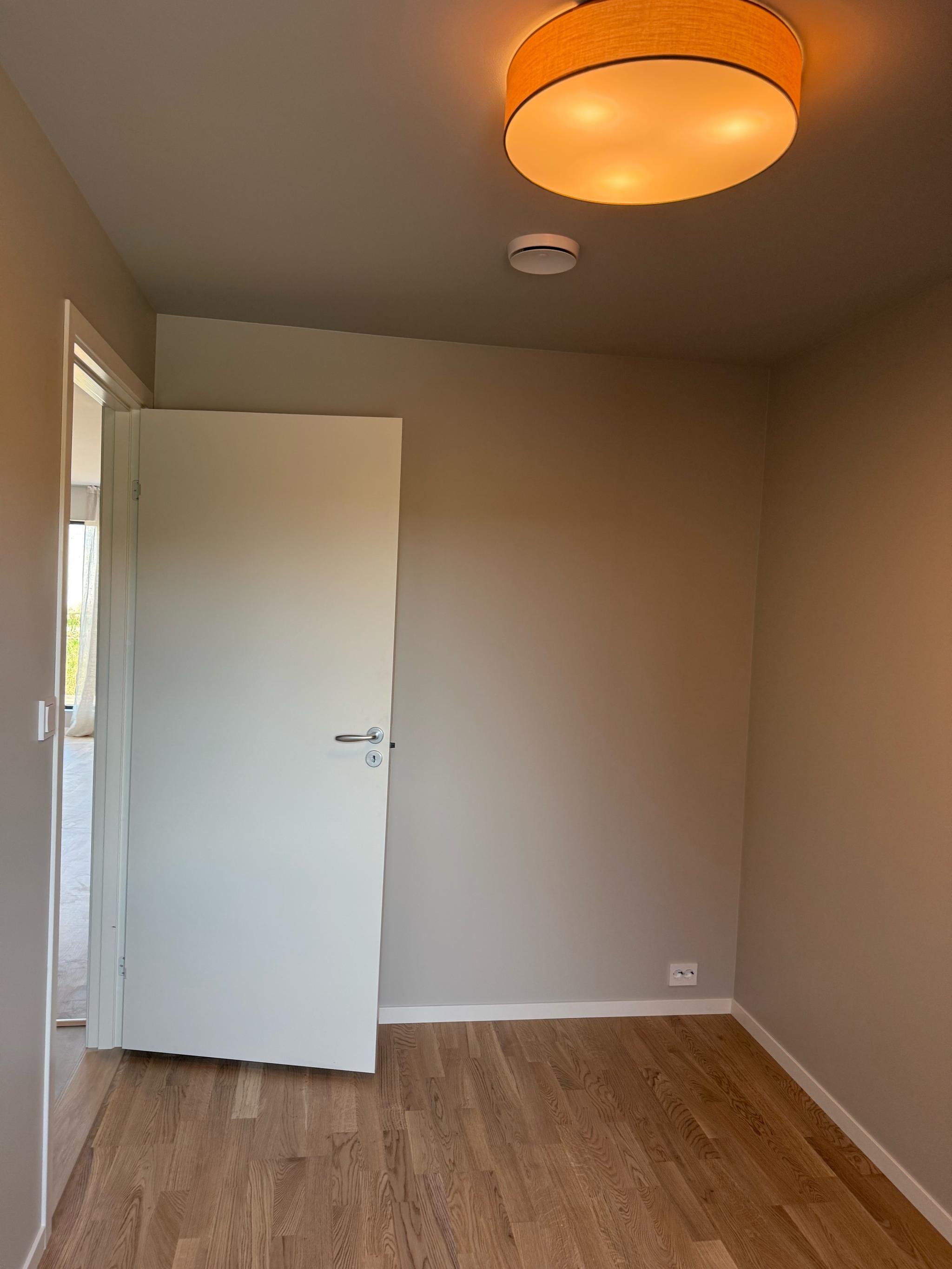 soverom med utgang til gang