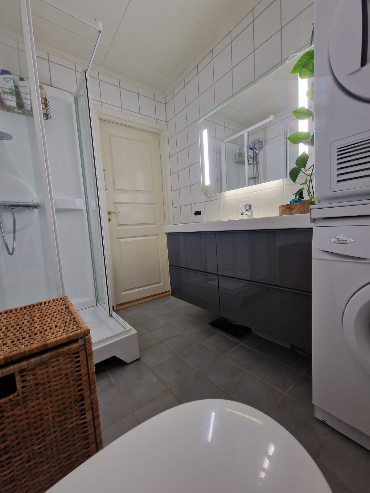 Baderomsinnredning med god oppbevaringsplass