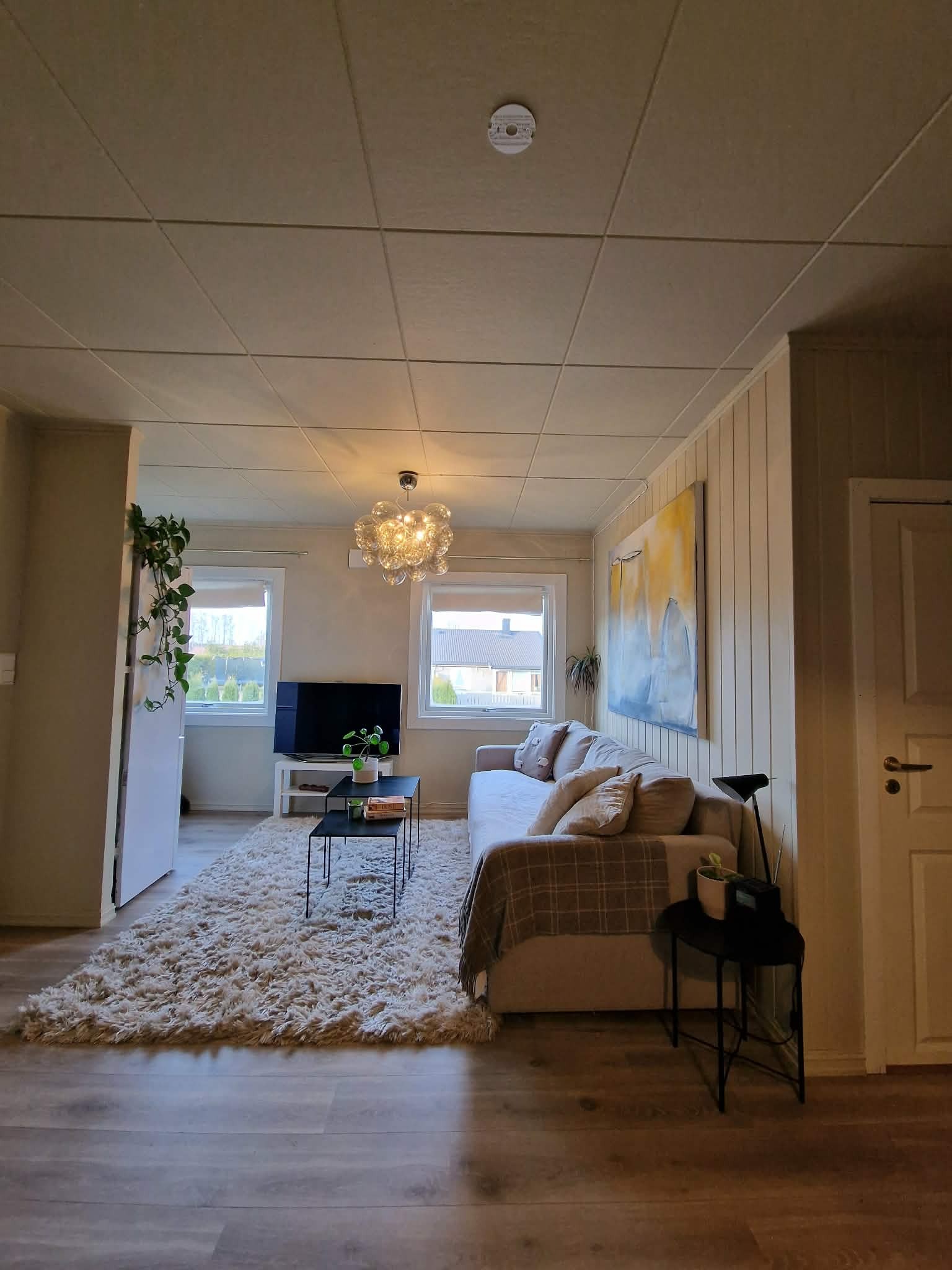 Stue med plass til sofa og TV