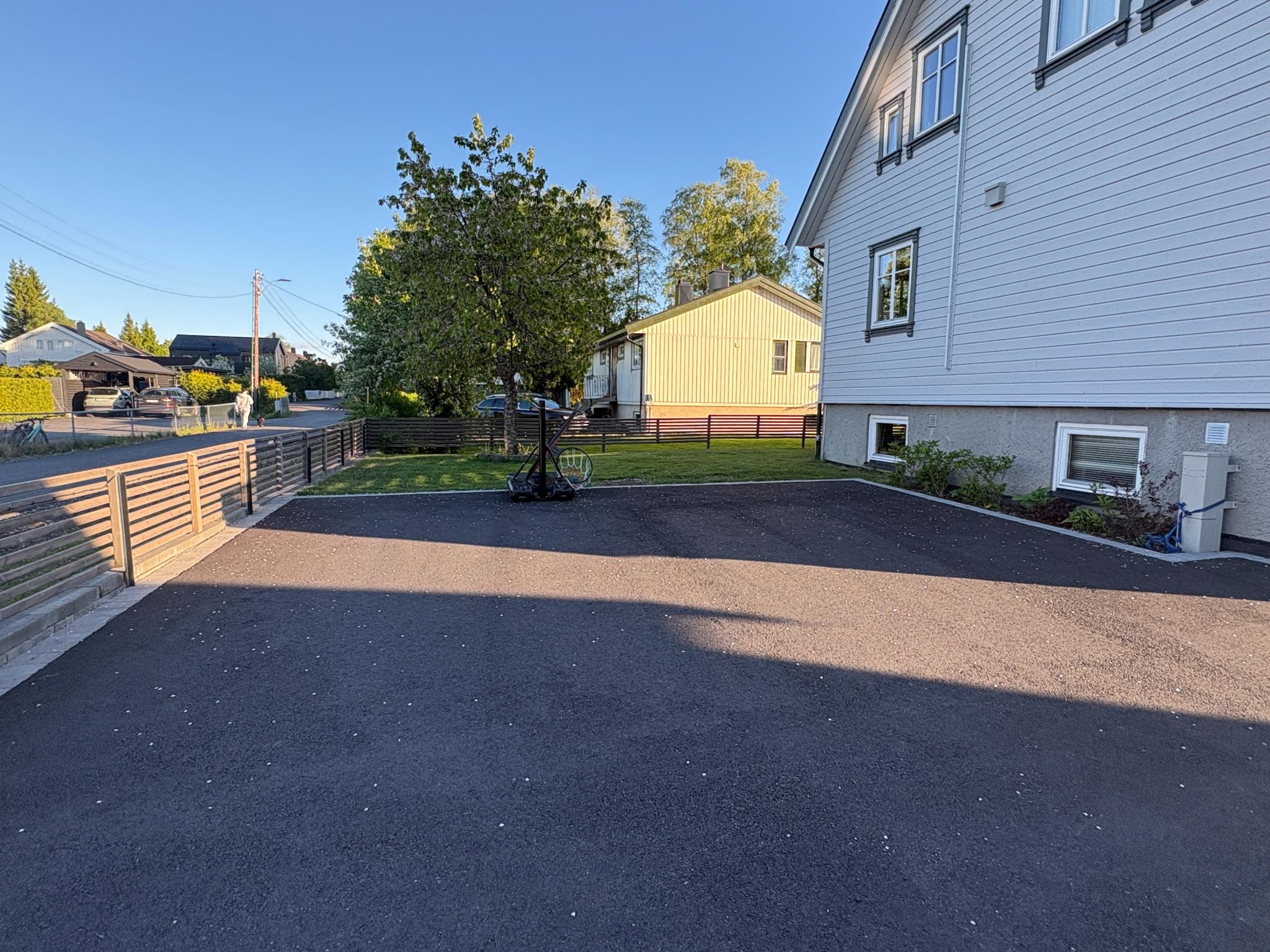 Parkeringsplass og hage disponeres. Hovedhuset sin hage er på andre siden av huset