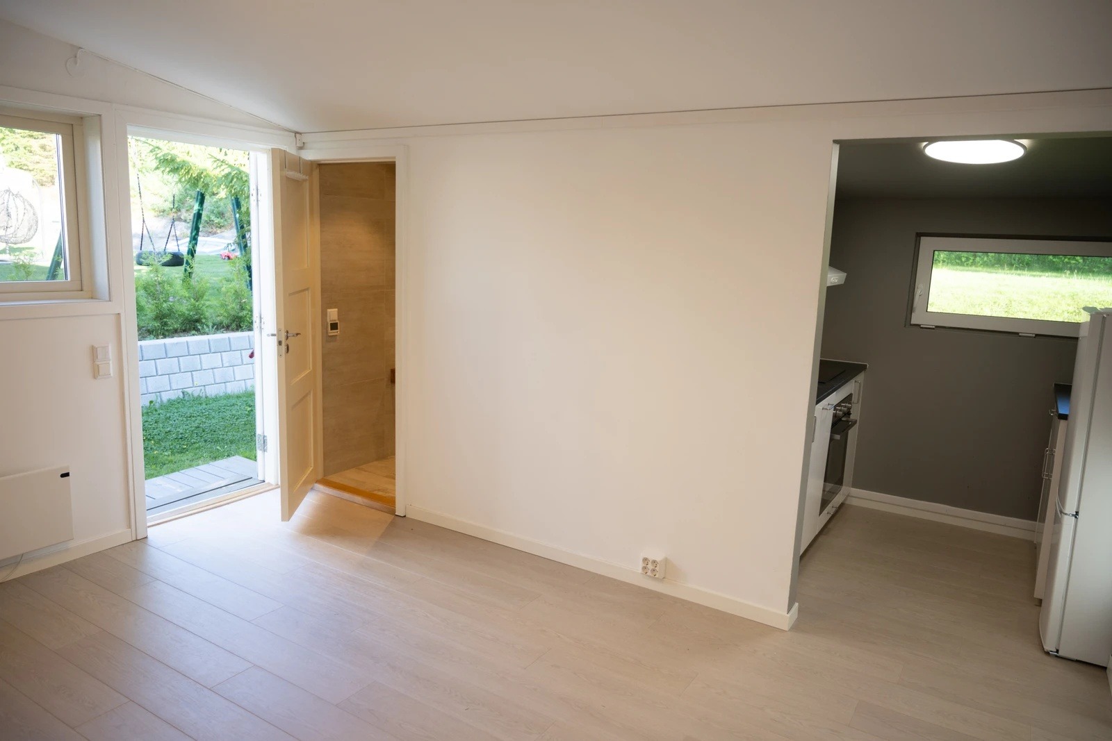 Stue, inngang og kjøkken