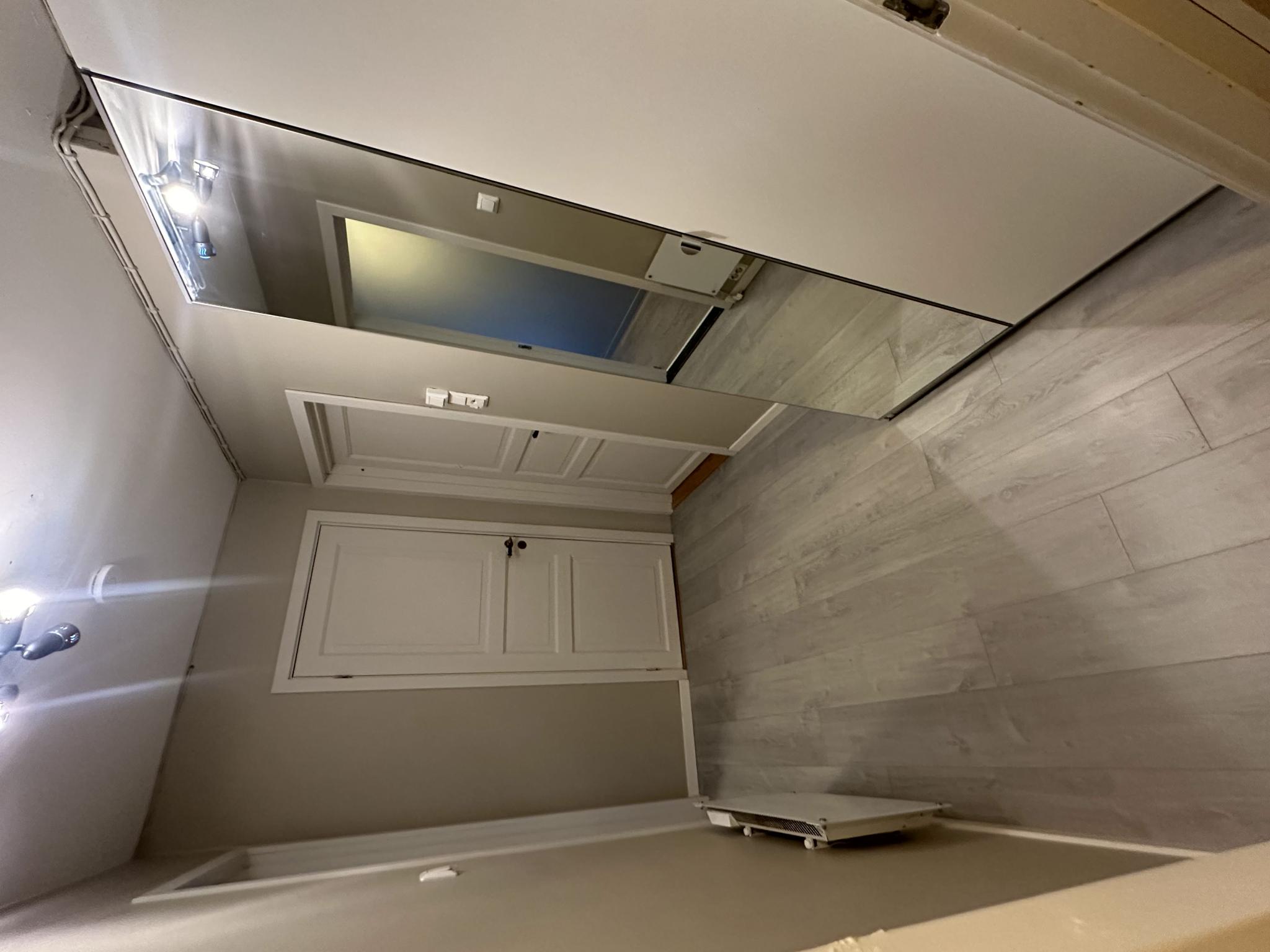 Gang med dør inn til separat vaskerom og bad