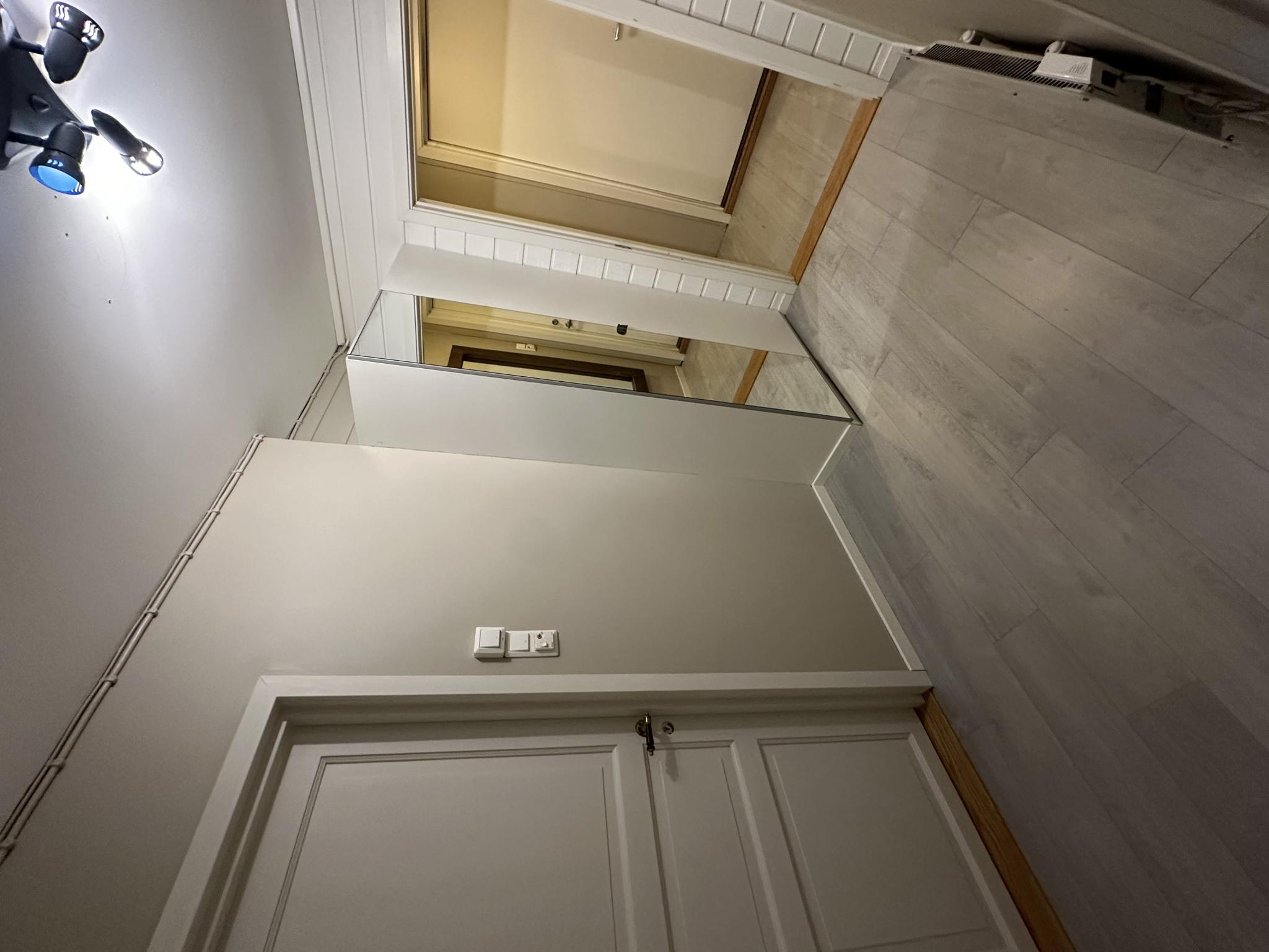 Entre med garderobeskap