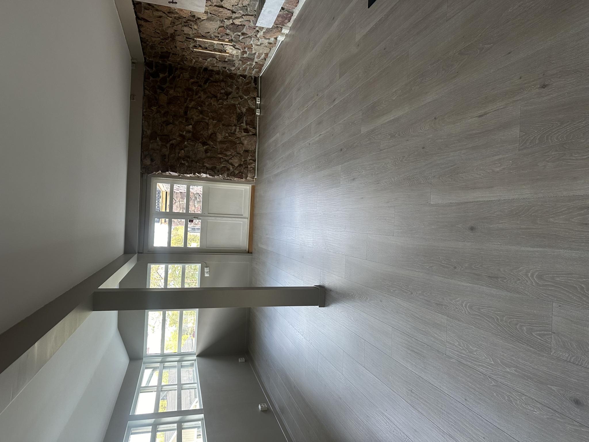 Stor stue med vinduer med utgang til terrasse