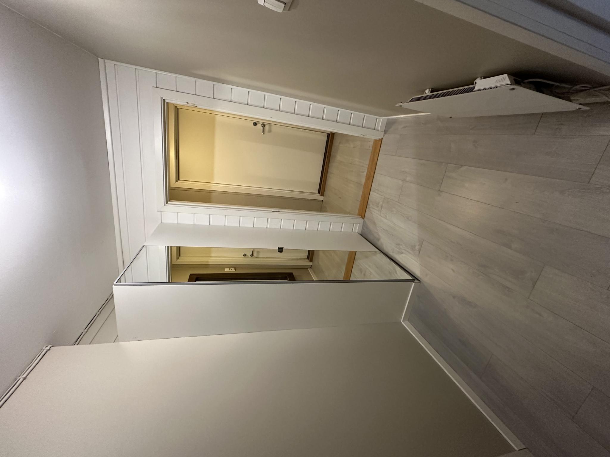 Entre med garderobeskap