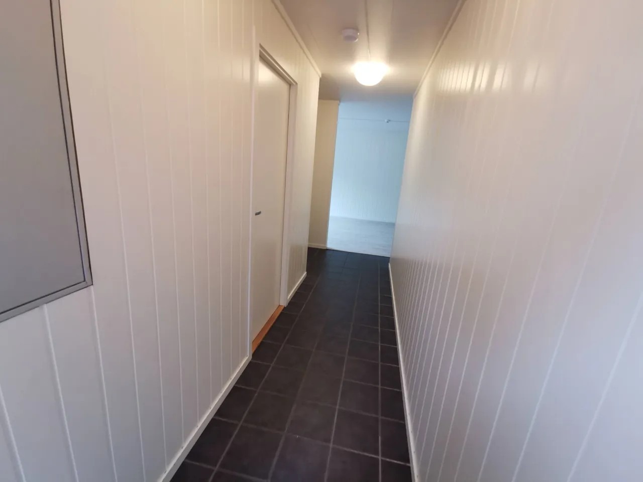 Gang (enkelte møbler som ikke er avbildet her (knagger, skoskap) vises ikke på bilde her)