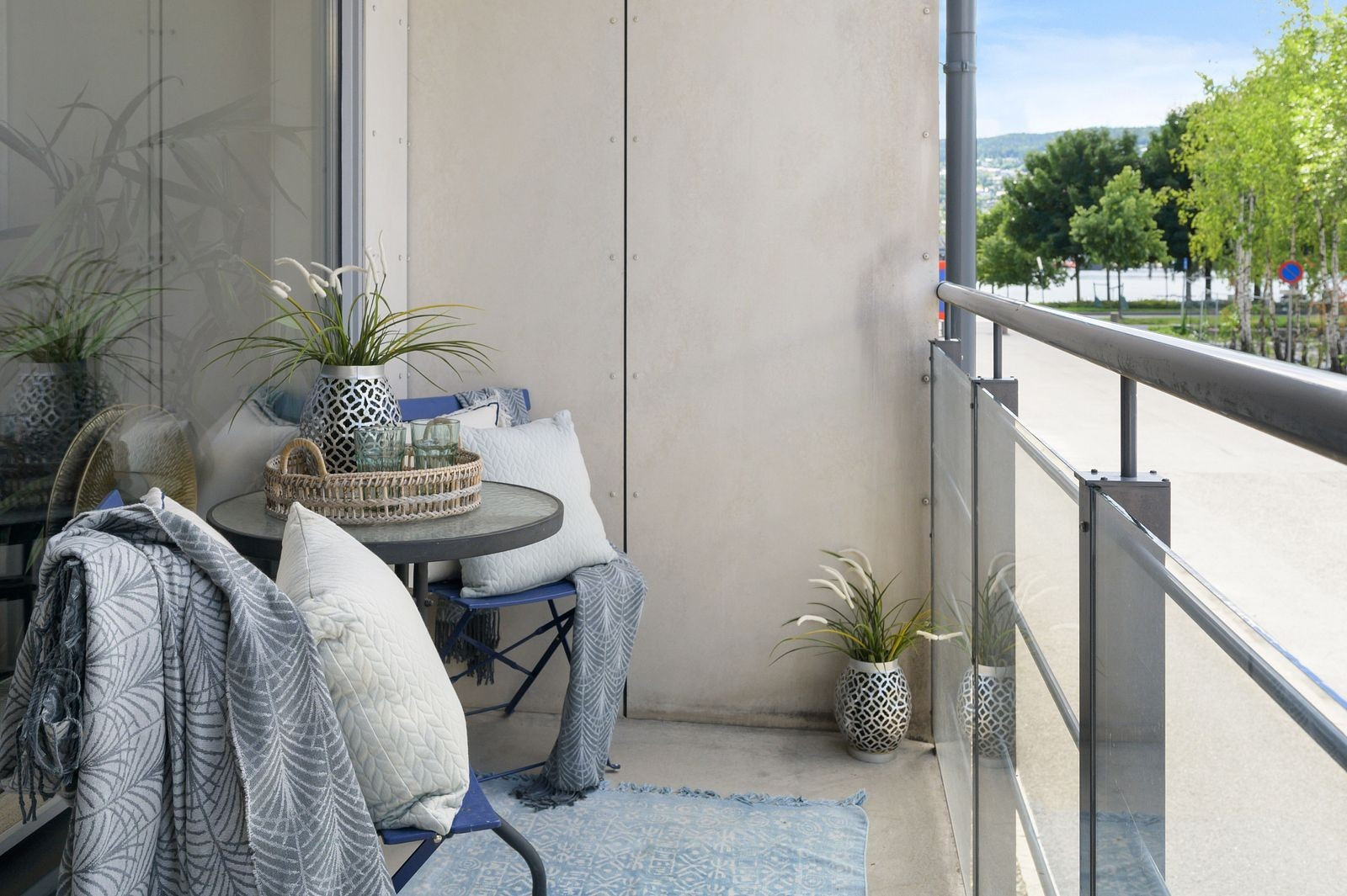 Leiligheten ligger i en høy 1. 
 etg.