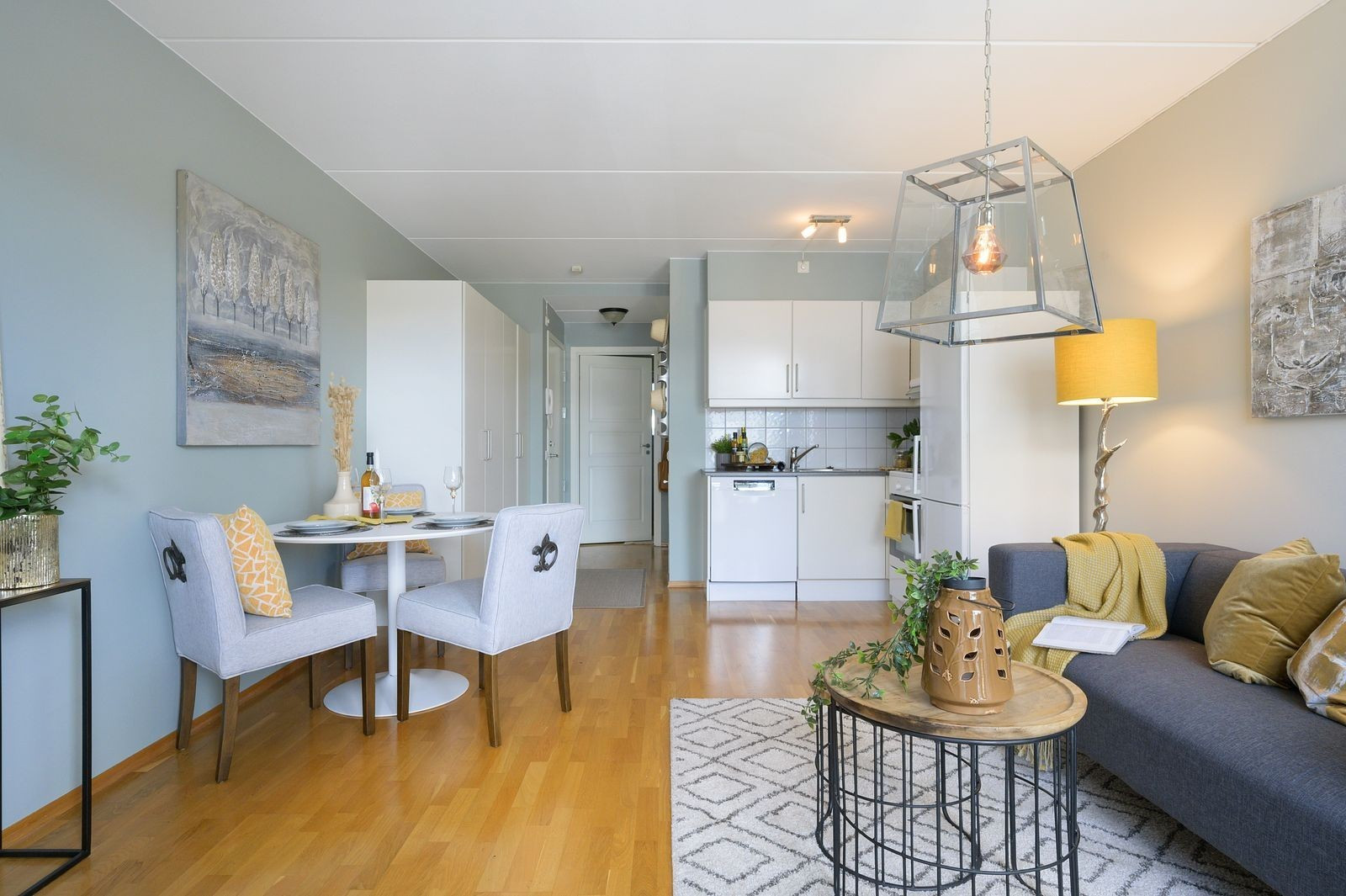 Stuen gir plass til både sofa og spisestue