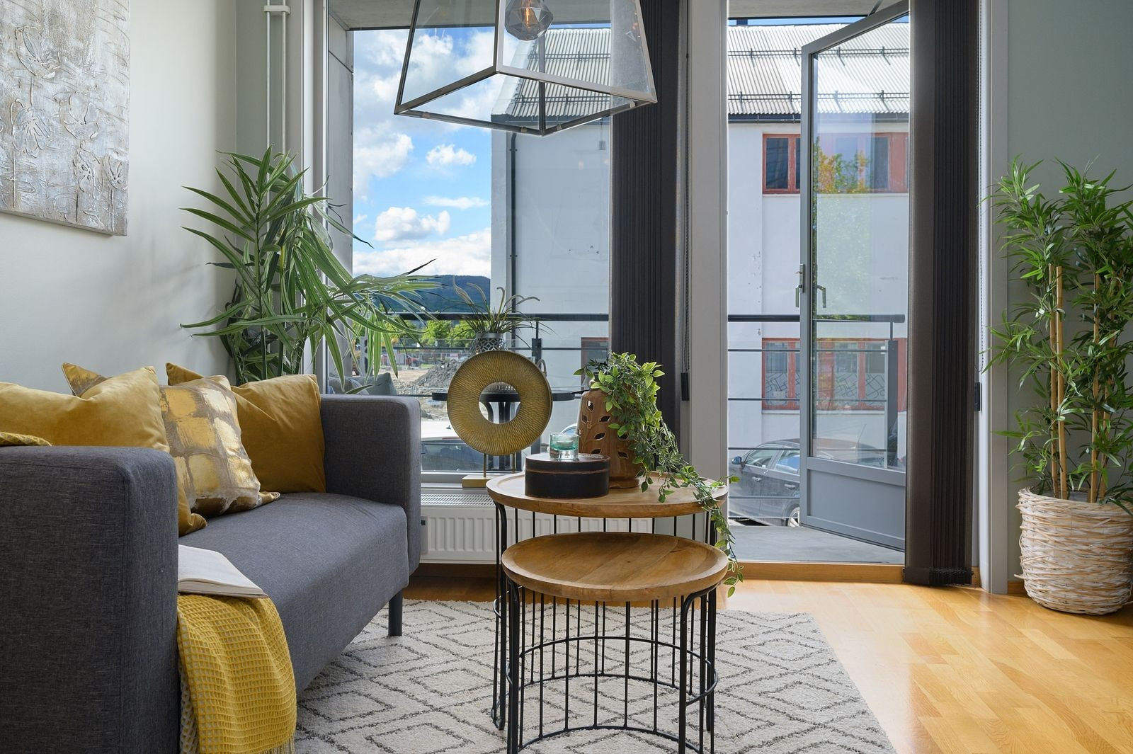 Fra stuen er det utgang til balkong