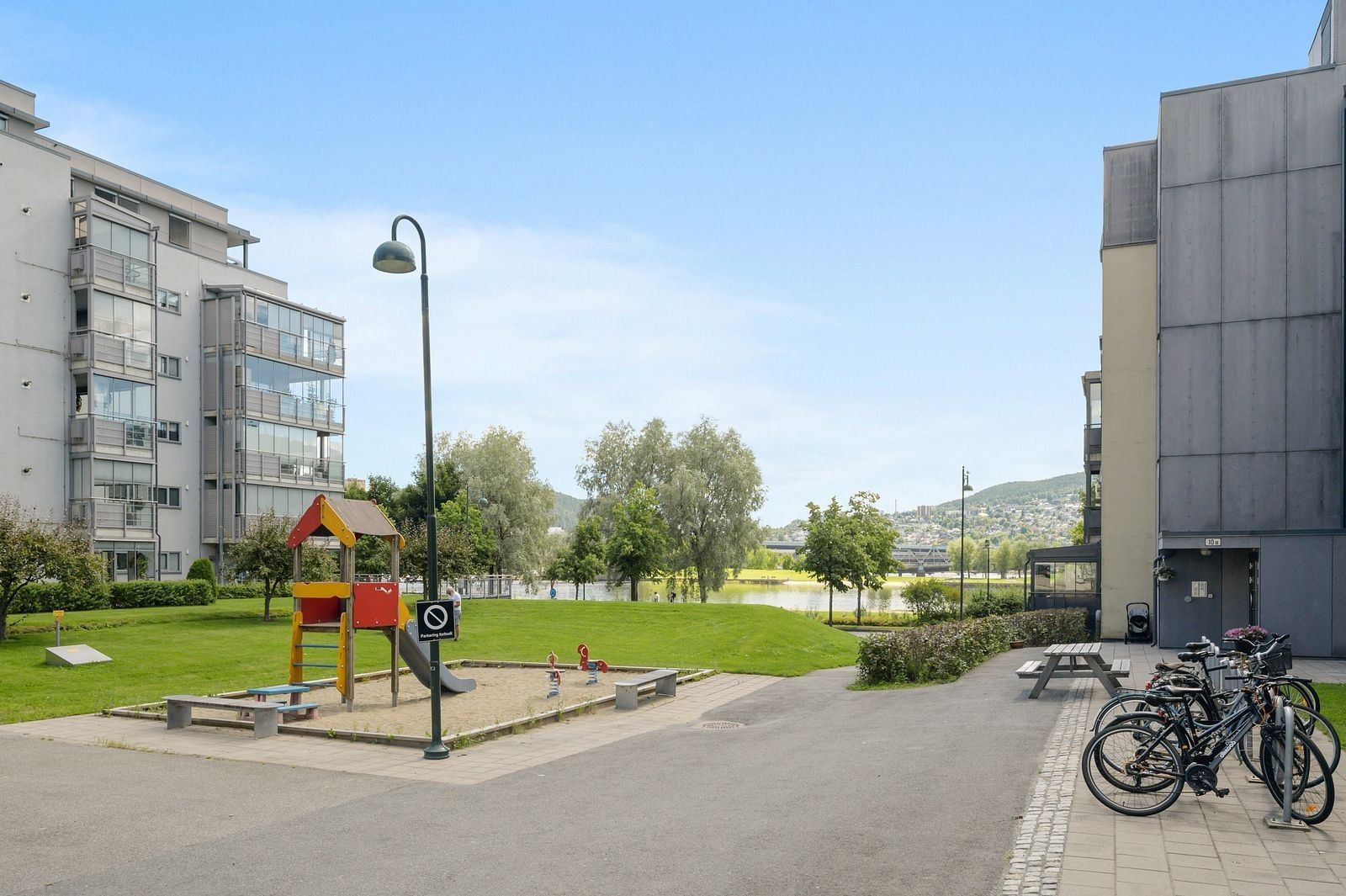 Leiligheten ligger i umiddelbar avstand til Bragernes Strand