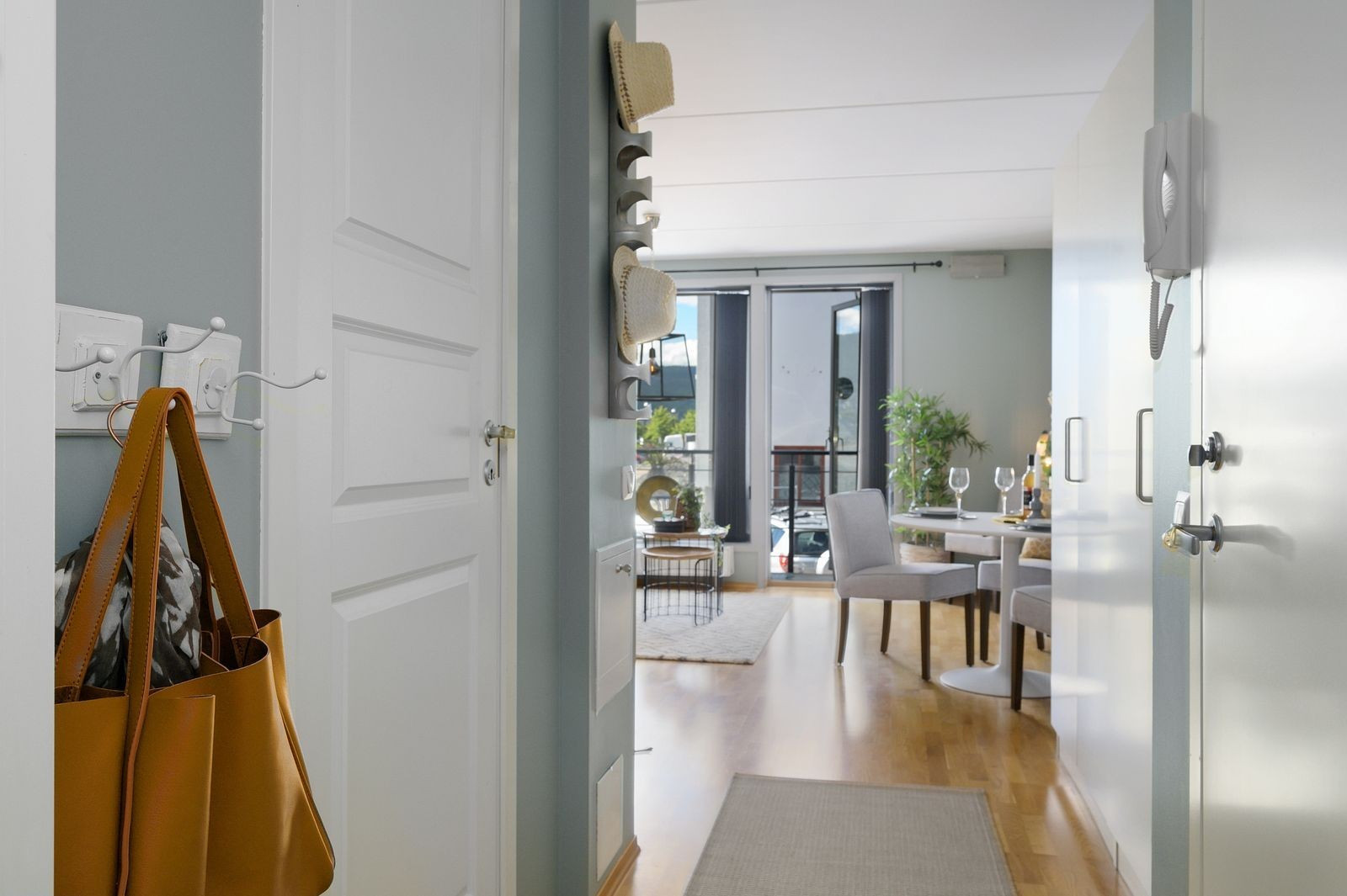 Godt med skapplass på både soverommet og i gangen