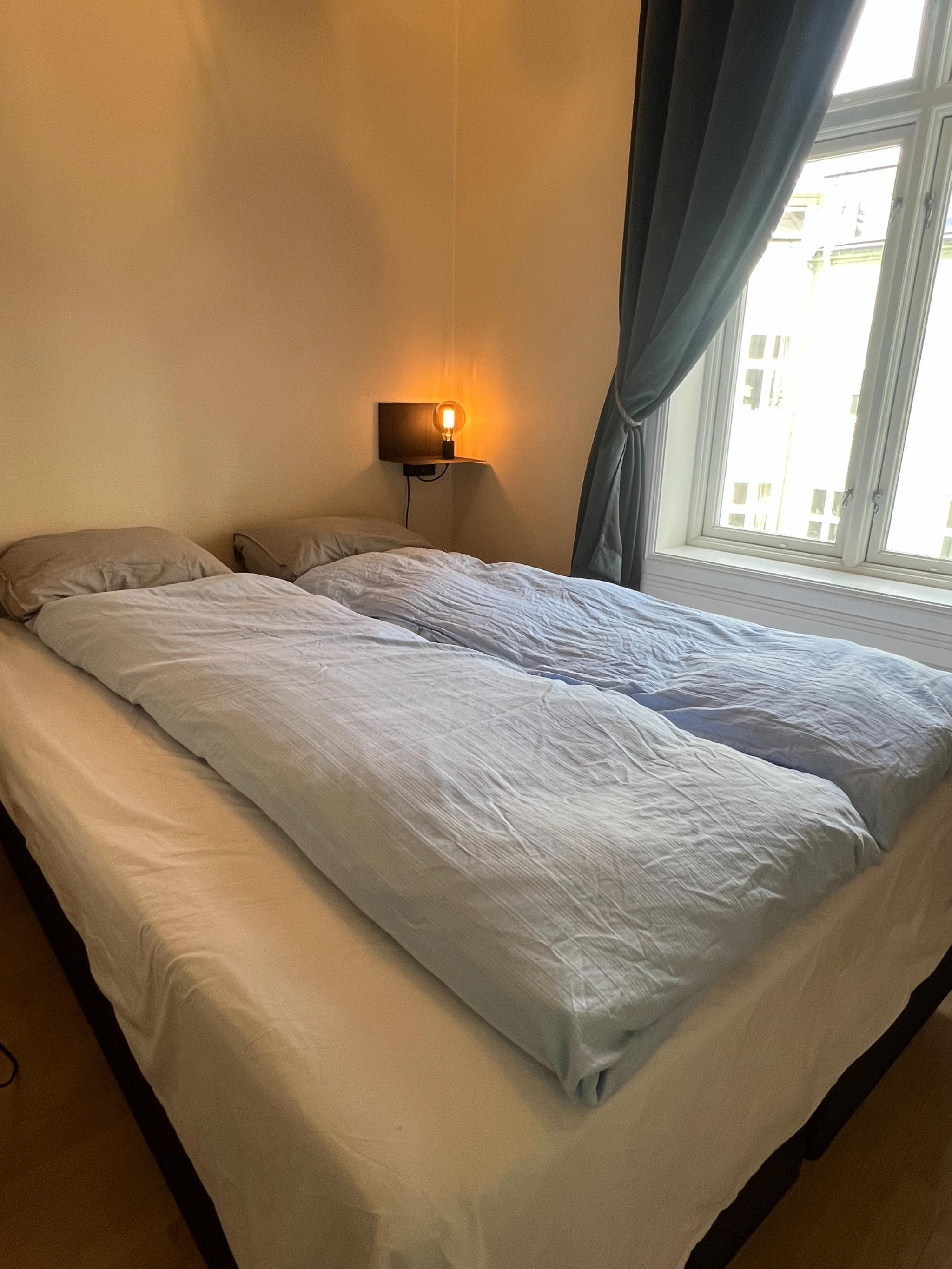 Ny Queen size seng fra 2025 med dundyner og dunputer. Alt av sengetøy og håndklær er inkludert. 