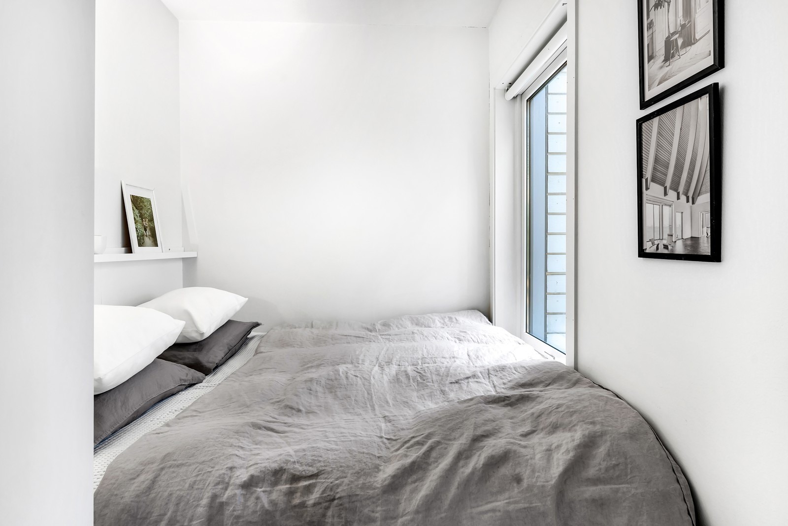 Soverom med plass til dobbeltseng