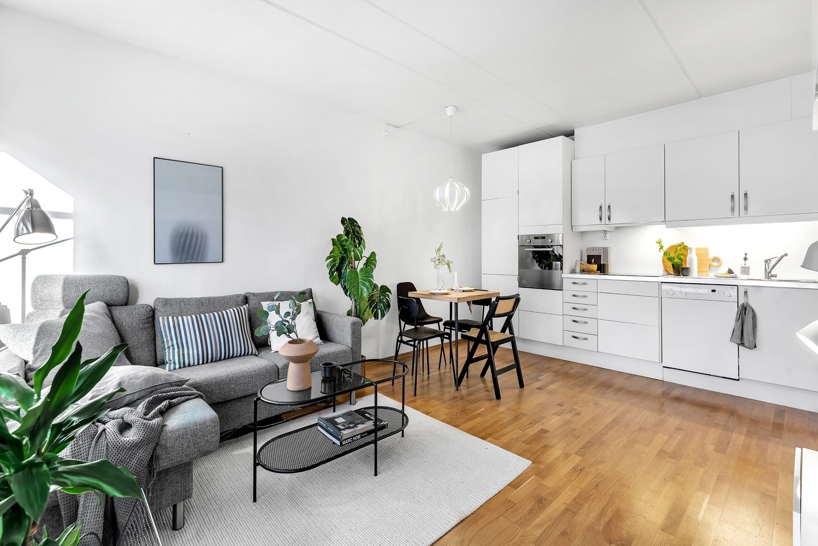 Kjøkkenet har moderne fronter med integrerte hvitevarer.