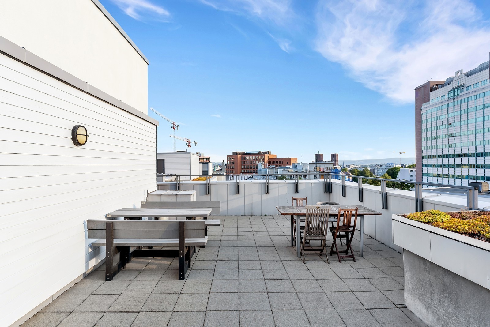 Romslig felles takterrasse med fantastisk utsikt