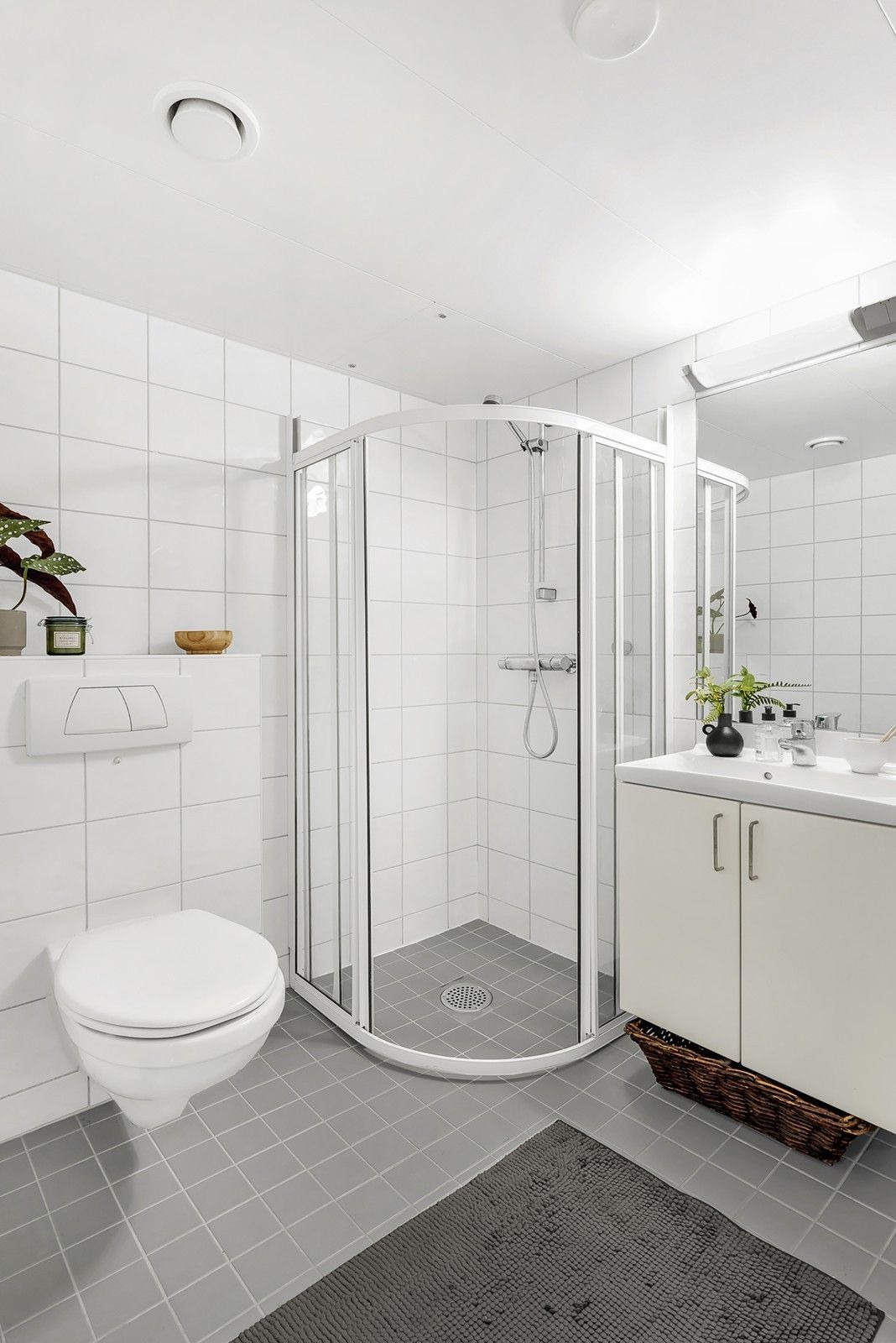 Pent flislagt bad med opplegg for vaskemaskin