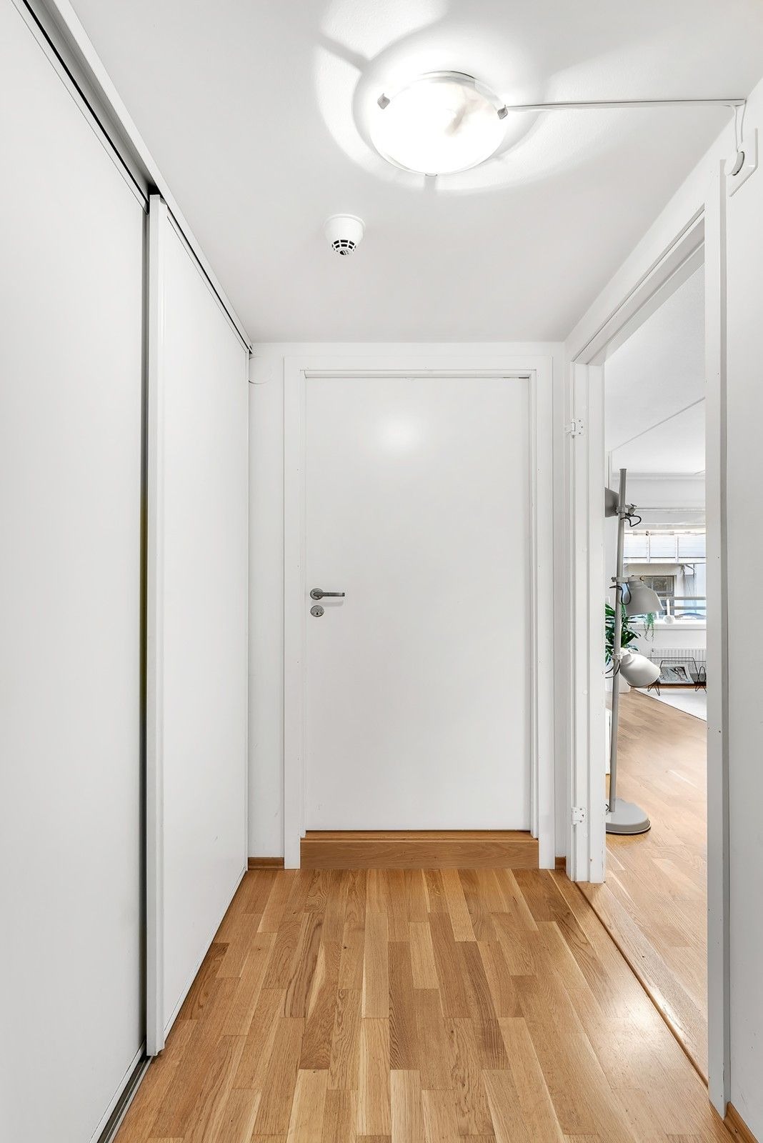 Stort garderobeskap i gangen