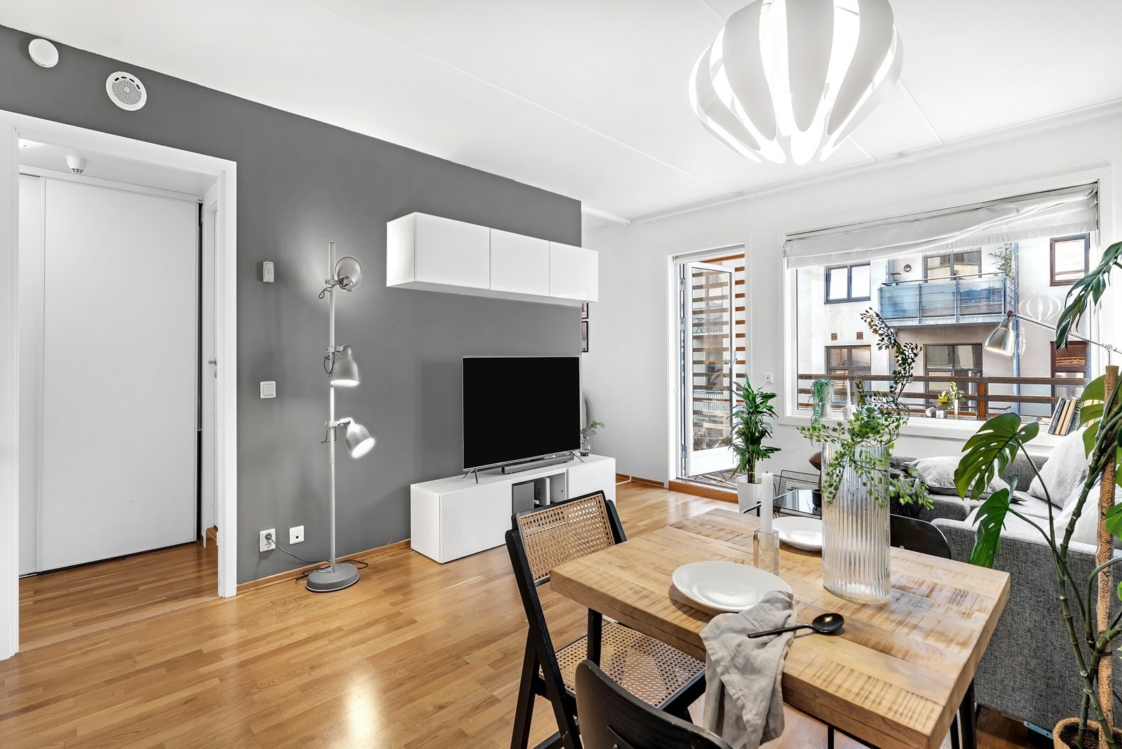 God plass til både sofagruppe og spisebord i stuen