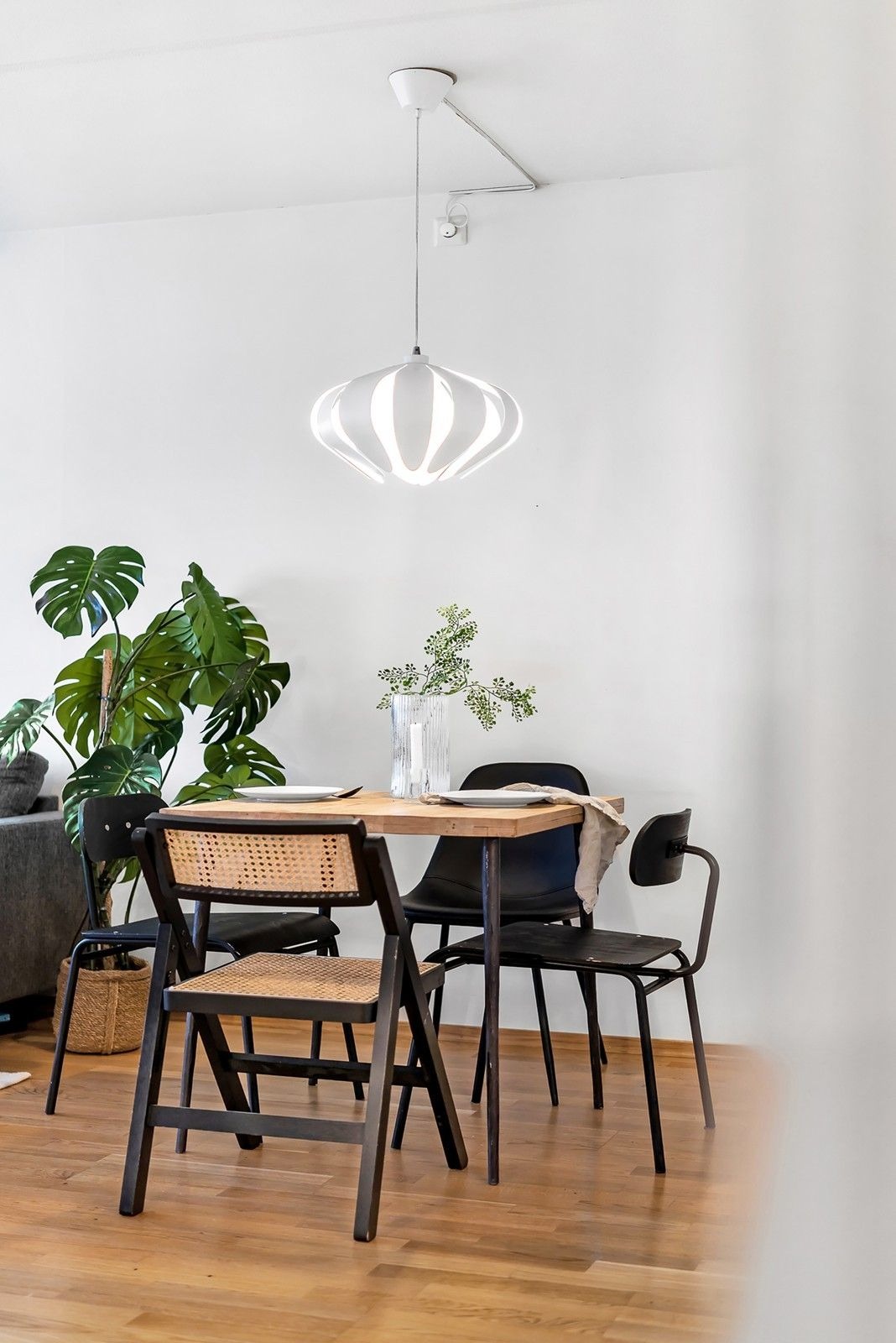 Plass til spisebord mellom kjøkken og stue