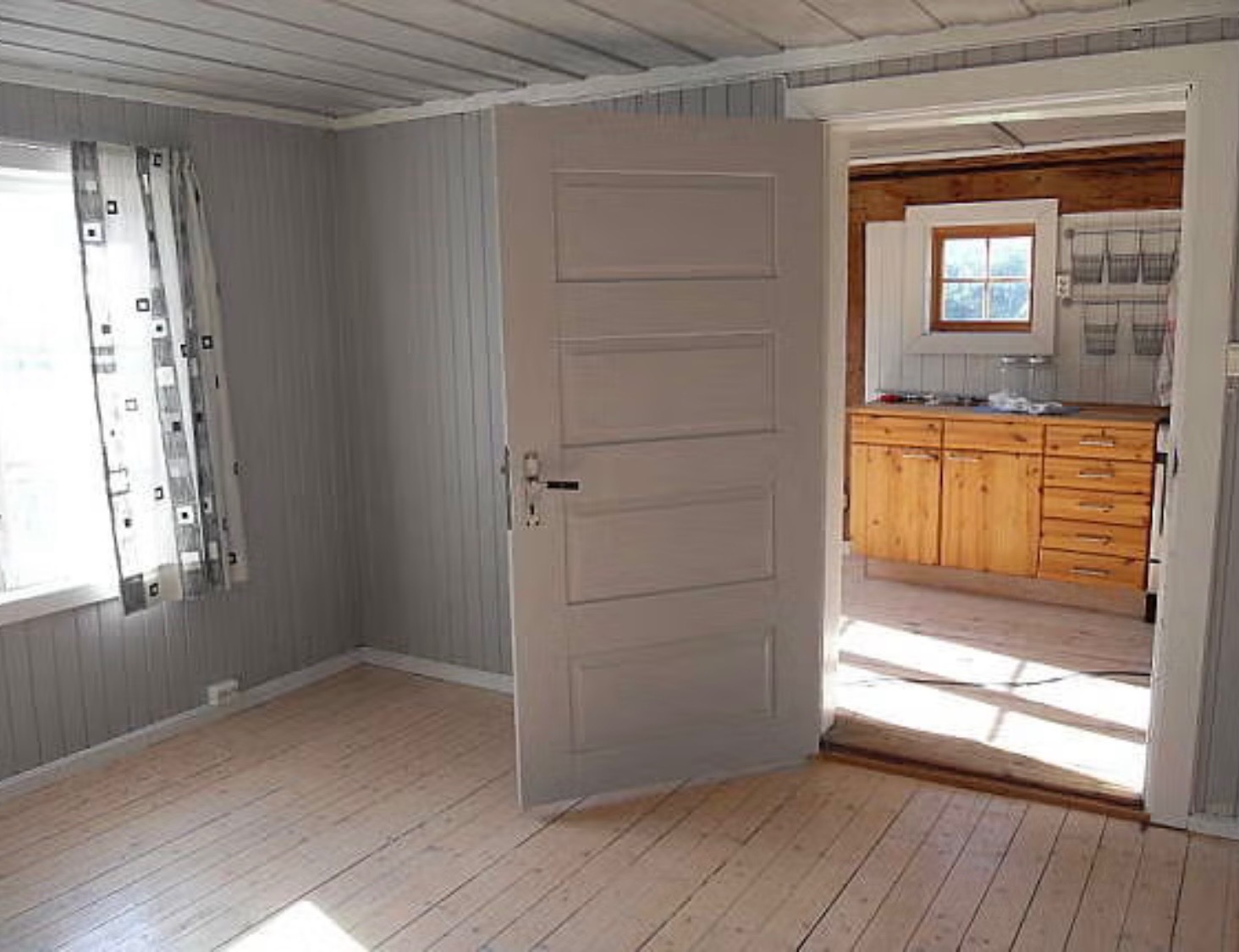 Kjøkkenet, sett gjennom døråpningen fra stua 