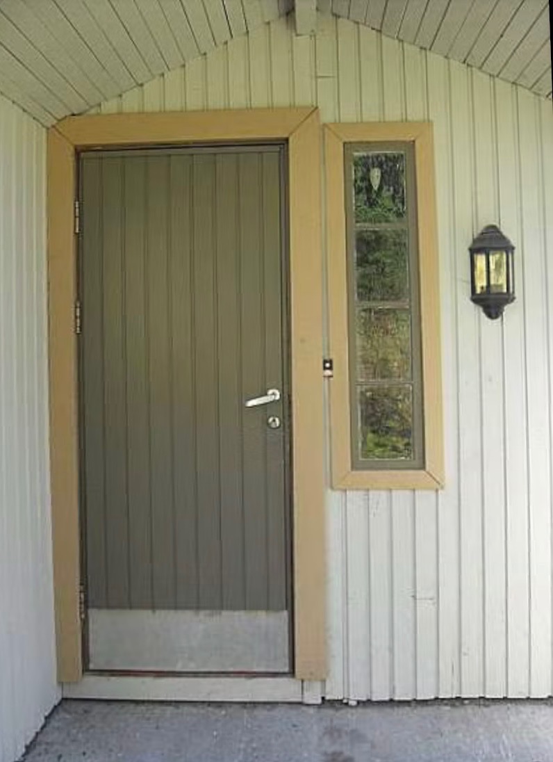 Inngangsparti, inn til liten gang, og til boden til venstre