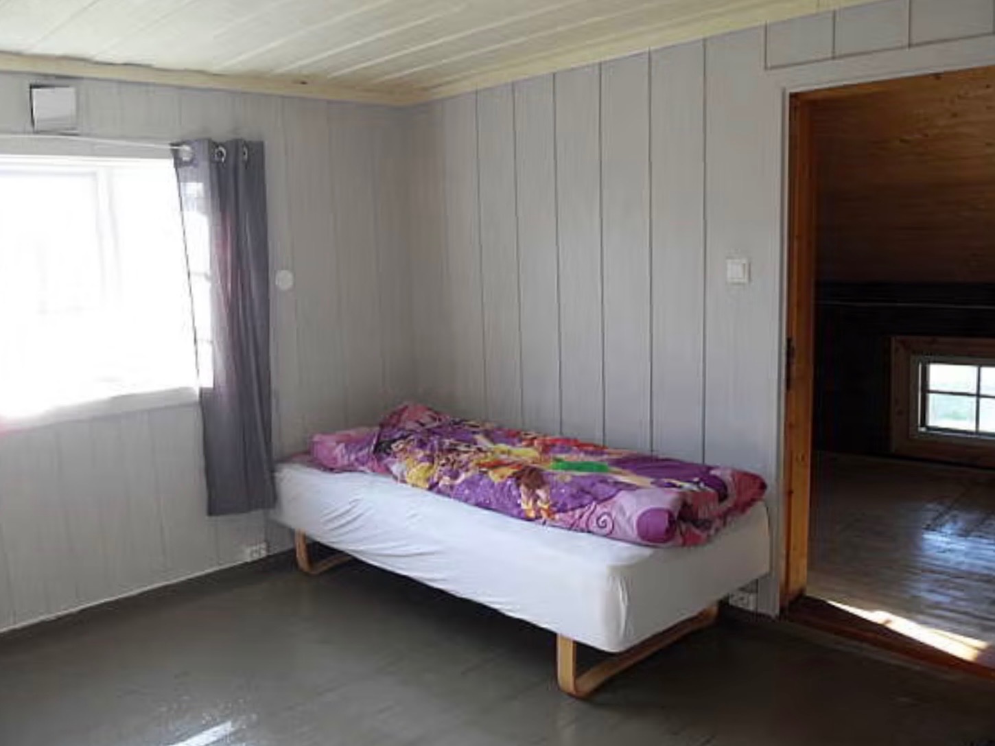 Plass til to enkeltsenger på hver sin side av vinduet, eller dobbeltseng langs veggen