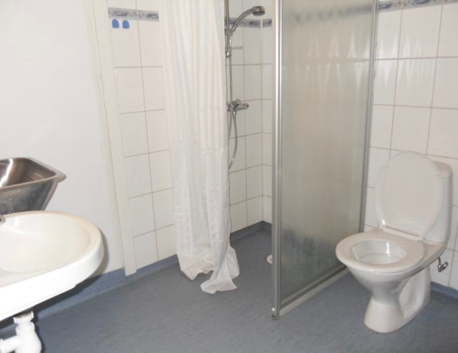 Badet har varmekabler i golvet. Plass til vaskemaskin og tørketrommel