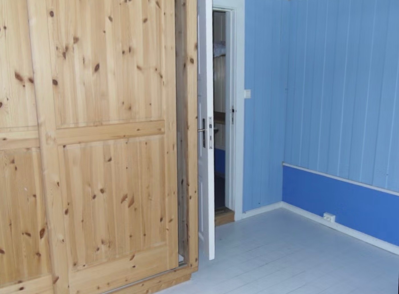 Liten del av soverommet  i 1. etasje. Rommet har egen dør til badet