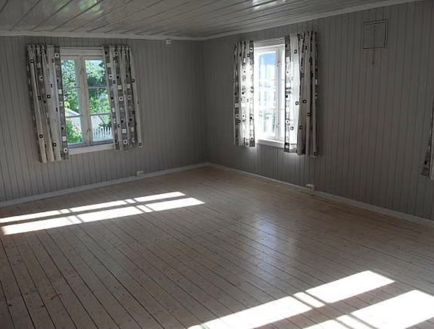 Stua, vinduer vestover og sørover