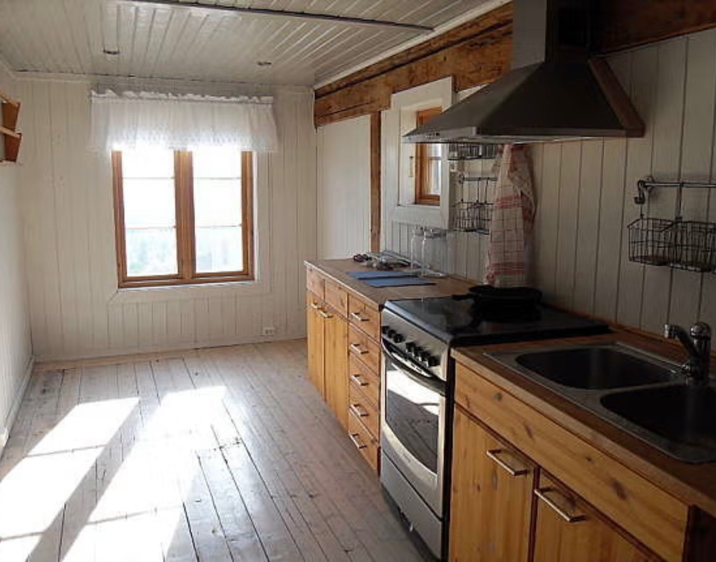 Kjøkkenet, med utsikt vestover