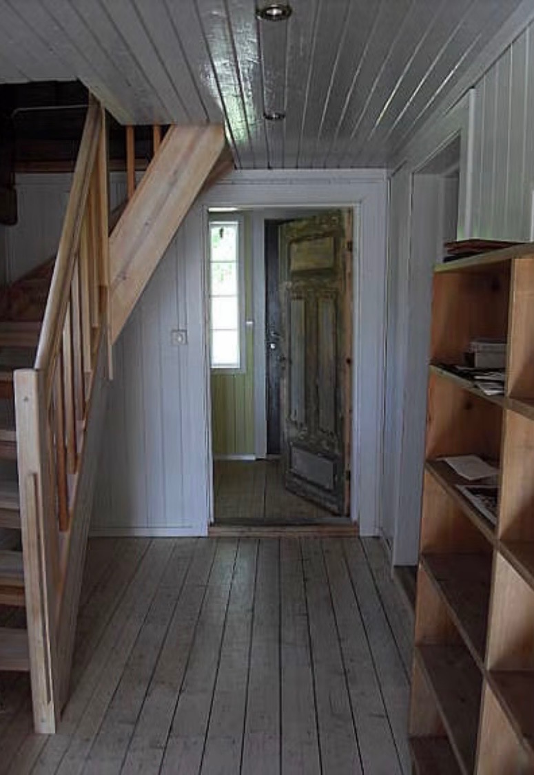 Gangen sett fra kjøkkenet. Trapp opp til 2. etasje