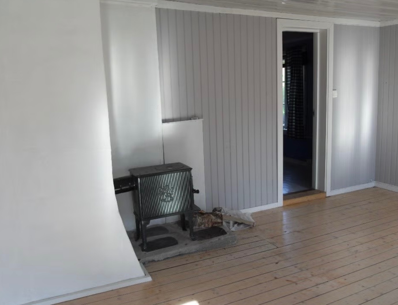 Vedovn, dør inn til soverommet i 1. etasje