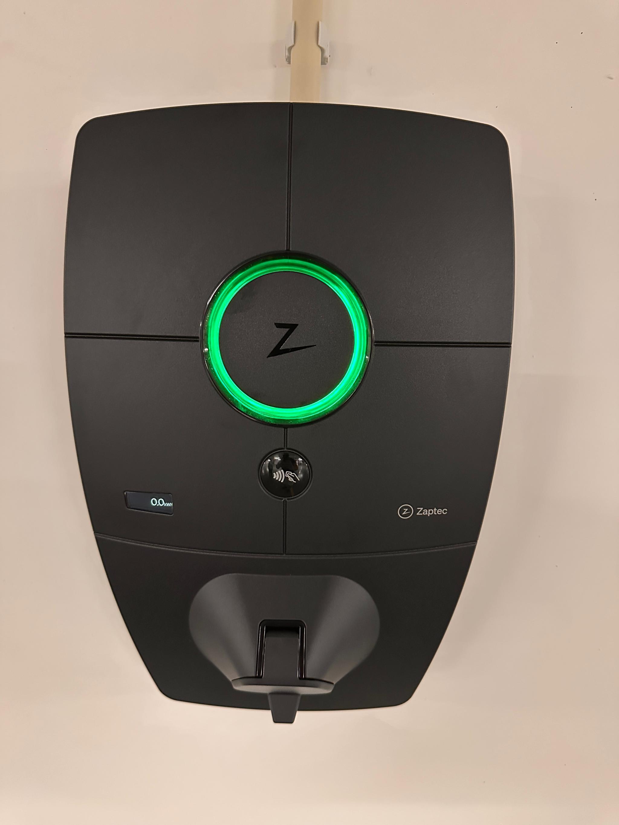 El-bil lader på P-plassen