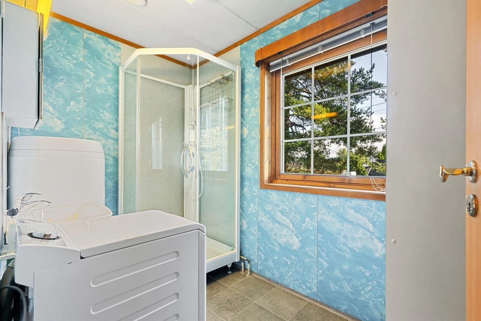 separat bad med plass til vaskemaskin