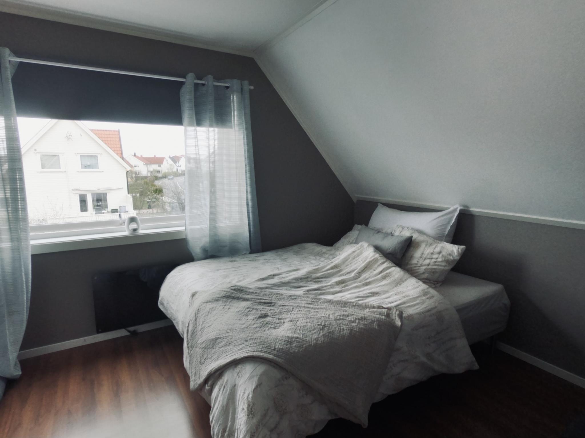 Soverom med plass til dobbelt seng. Nyere garderobe med god plass