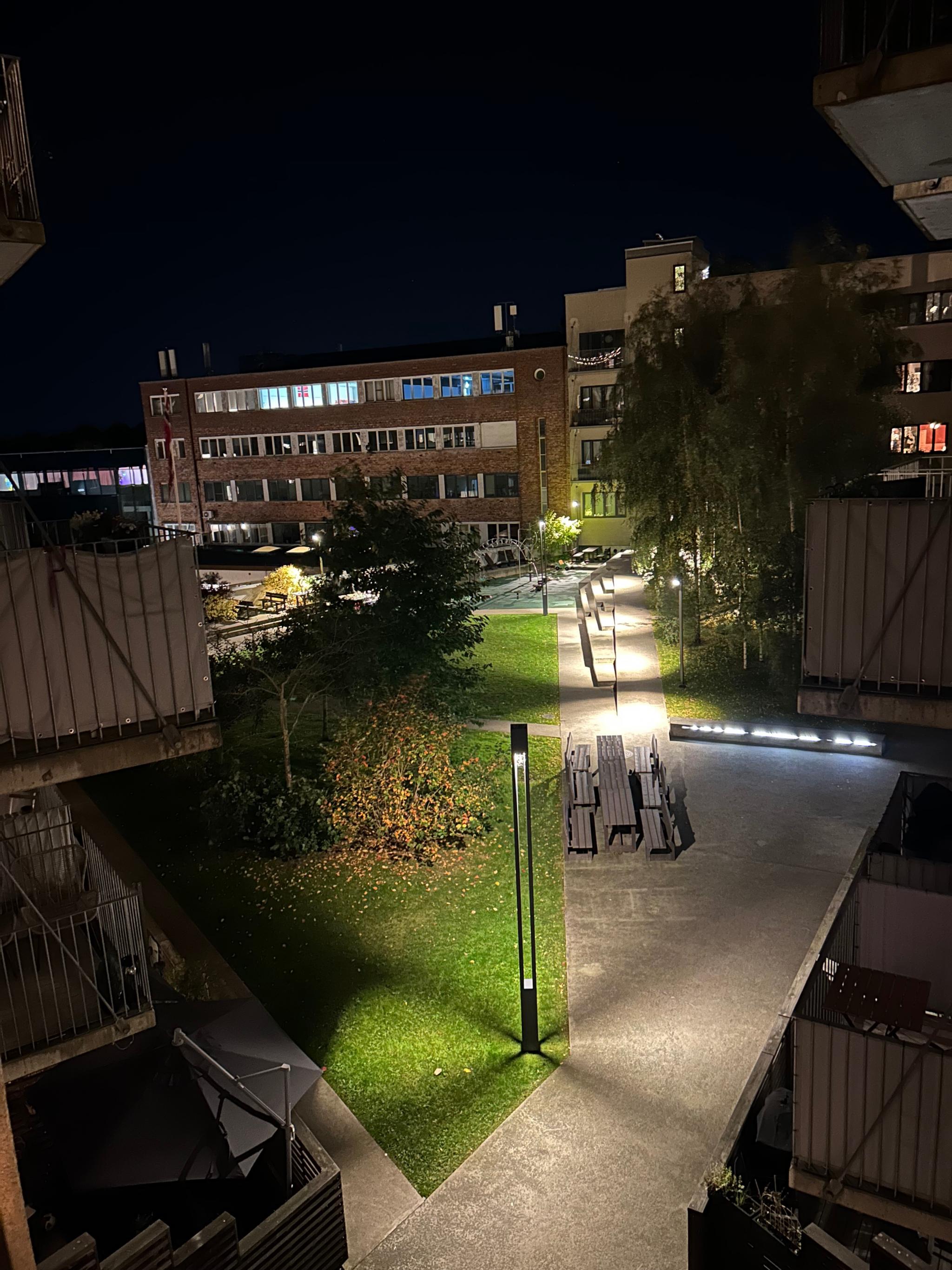 Kveldsbilde fra balkong som også viser den fine bakgården. 