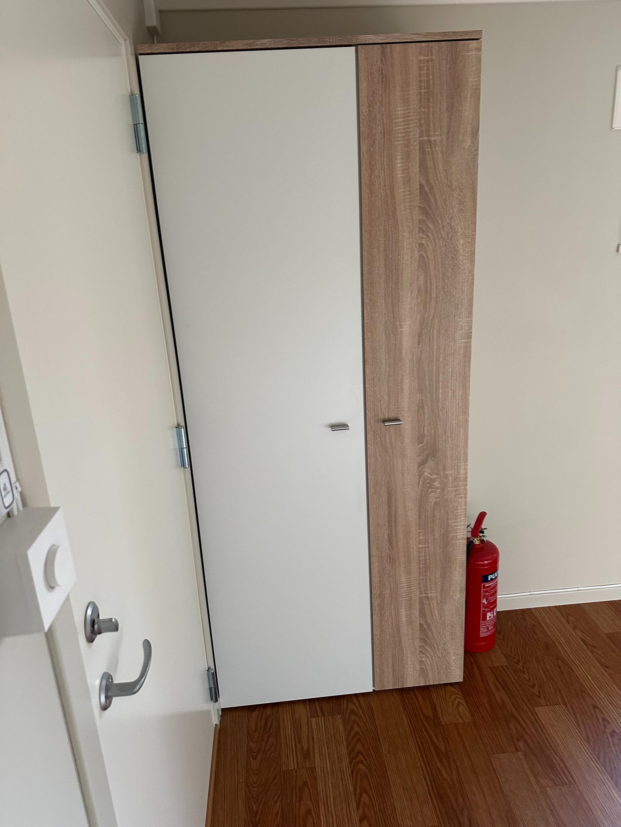 Garderobeskap v inngang