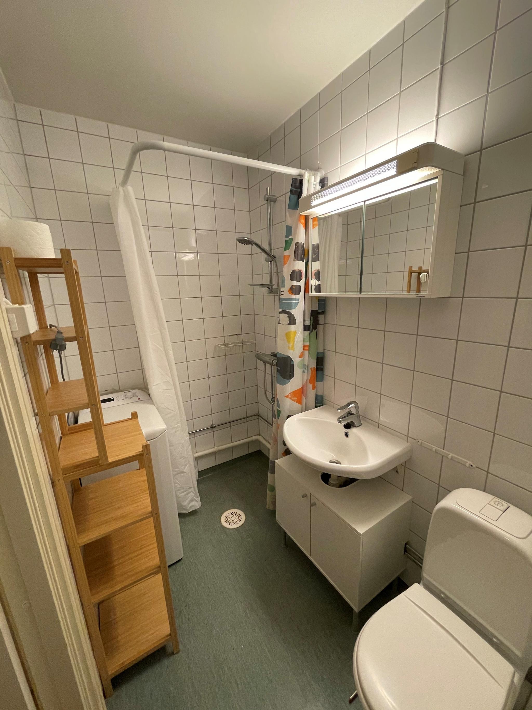 Baderom med dusj og vaskemaskin